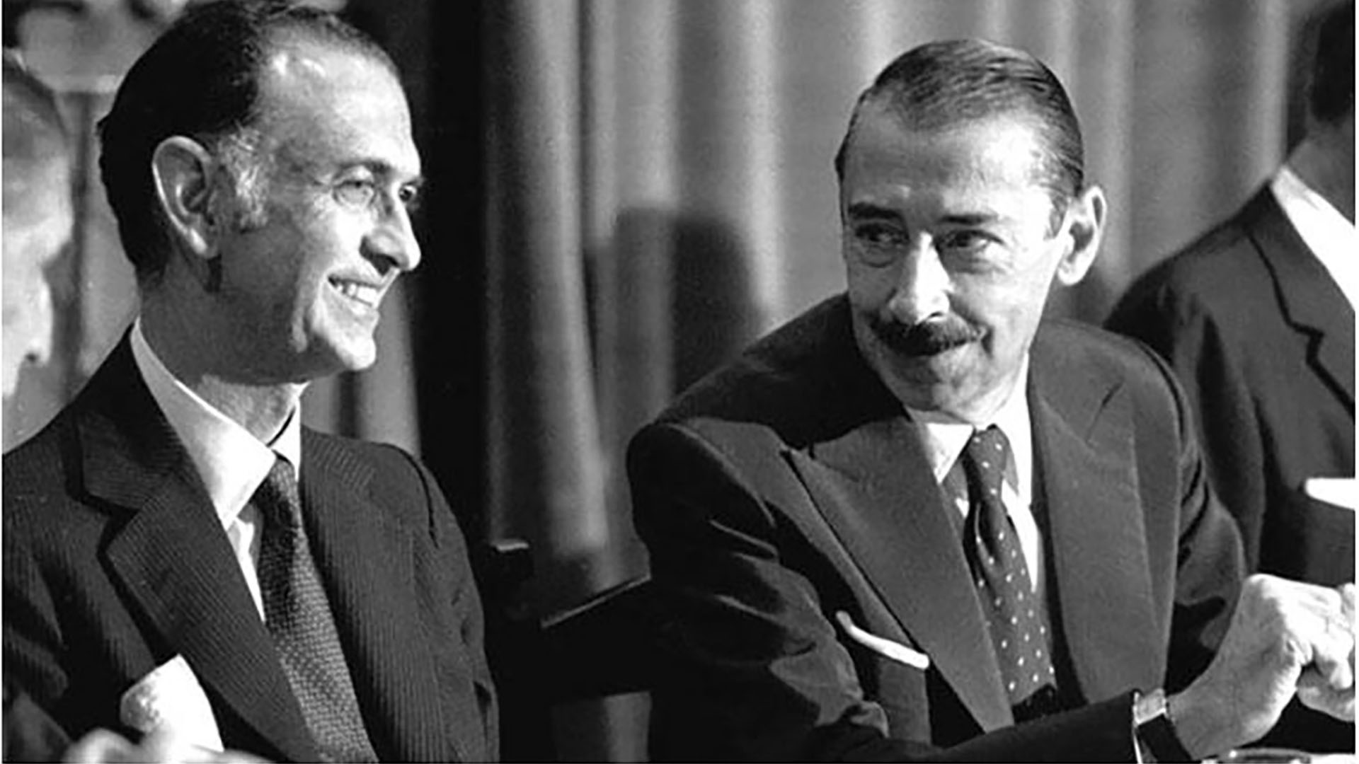 Martínez de Hoz fue el ministro  que más tiempo encabezó la cartera económica durante la dictadura. Aquí, con su primer presidente, Jorge Rafael Videla