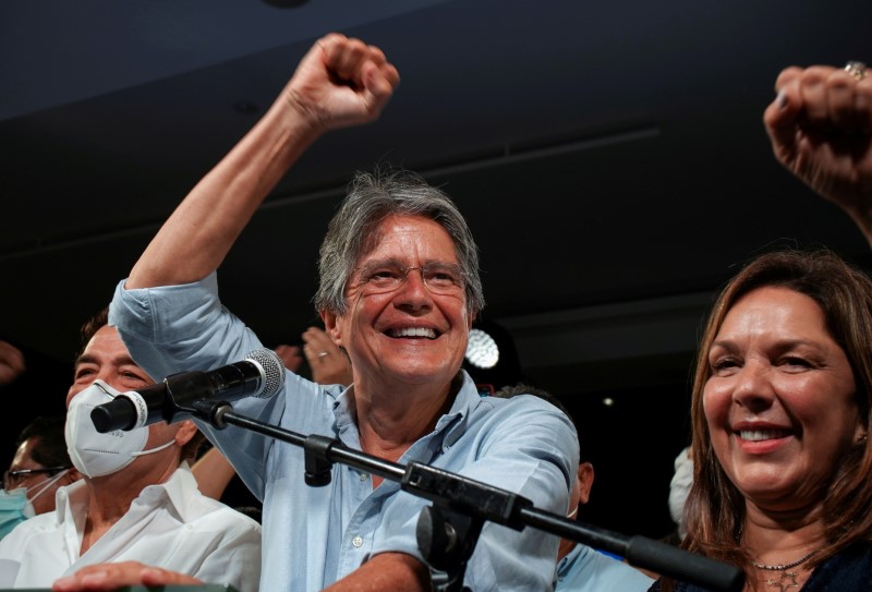 El banquero Guillermo Lasso y su esposa Maria de Lourdes Alcivar celebran el triunfo en la segunda ronda de las elecciones presidenciales (Foto: REUTERS/Maria Fernanda Landin)