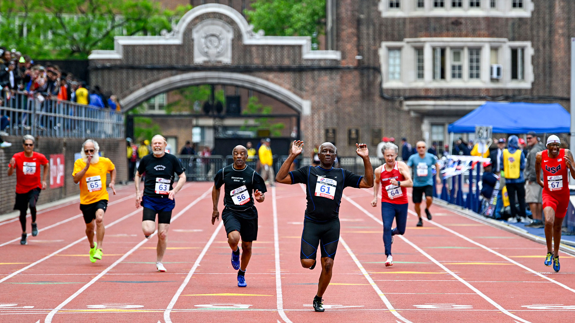 Charles Allie (No. 61) de Houston Elite gana la carrera de 100 metros lisos para hombres mayores de 75 años (Jonathan Newton/Washington Post)