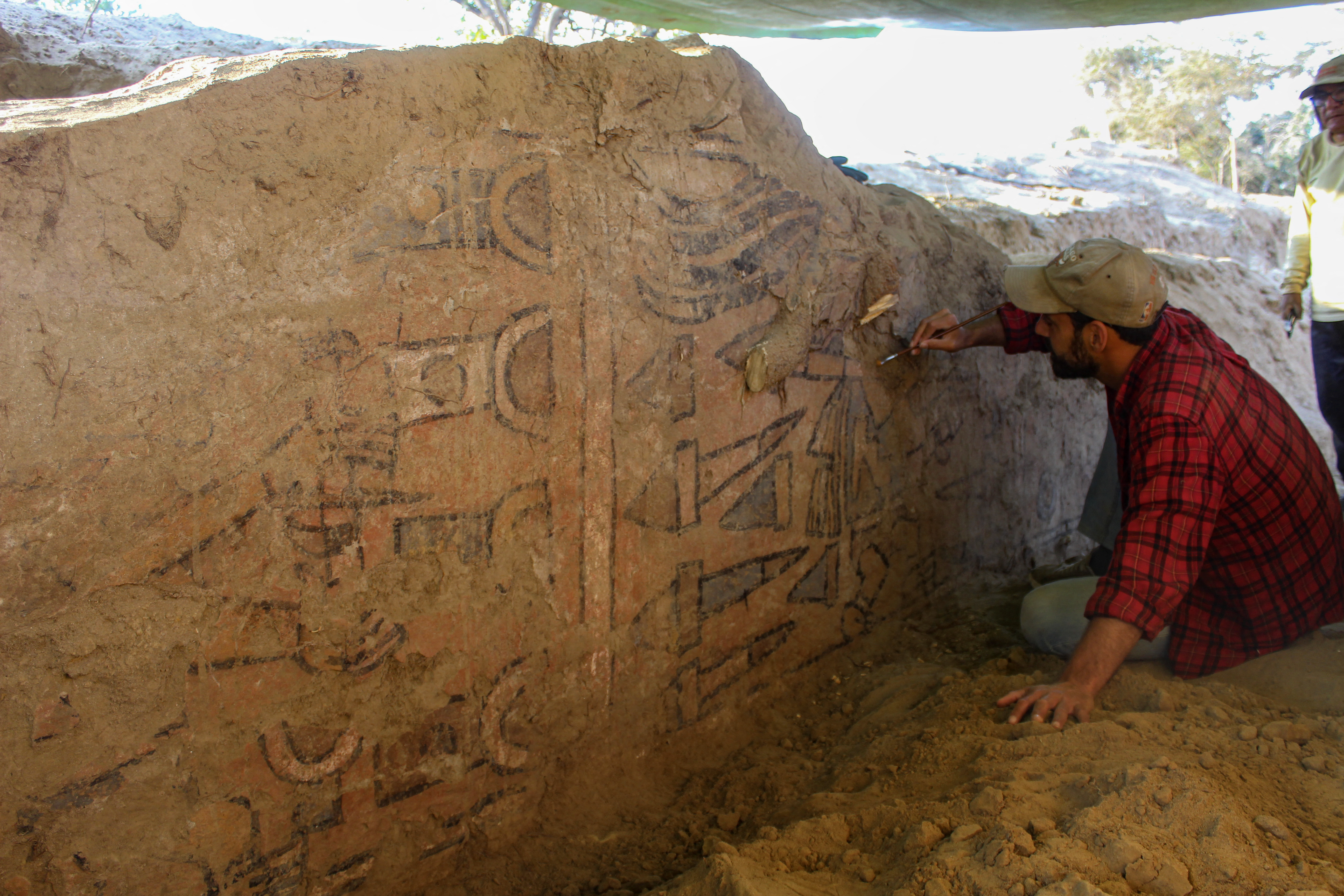Arqueólogos liderados por el suizo Sam Ghavanmi hallaron en Perú el mural "Huaca Pintada" (Photo by Sam Ghavami / AFP)