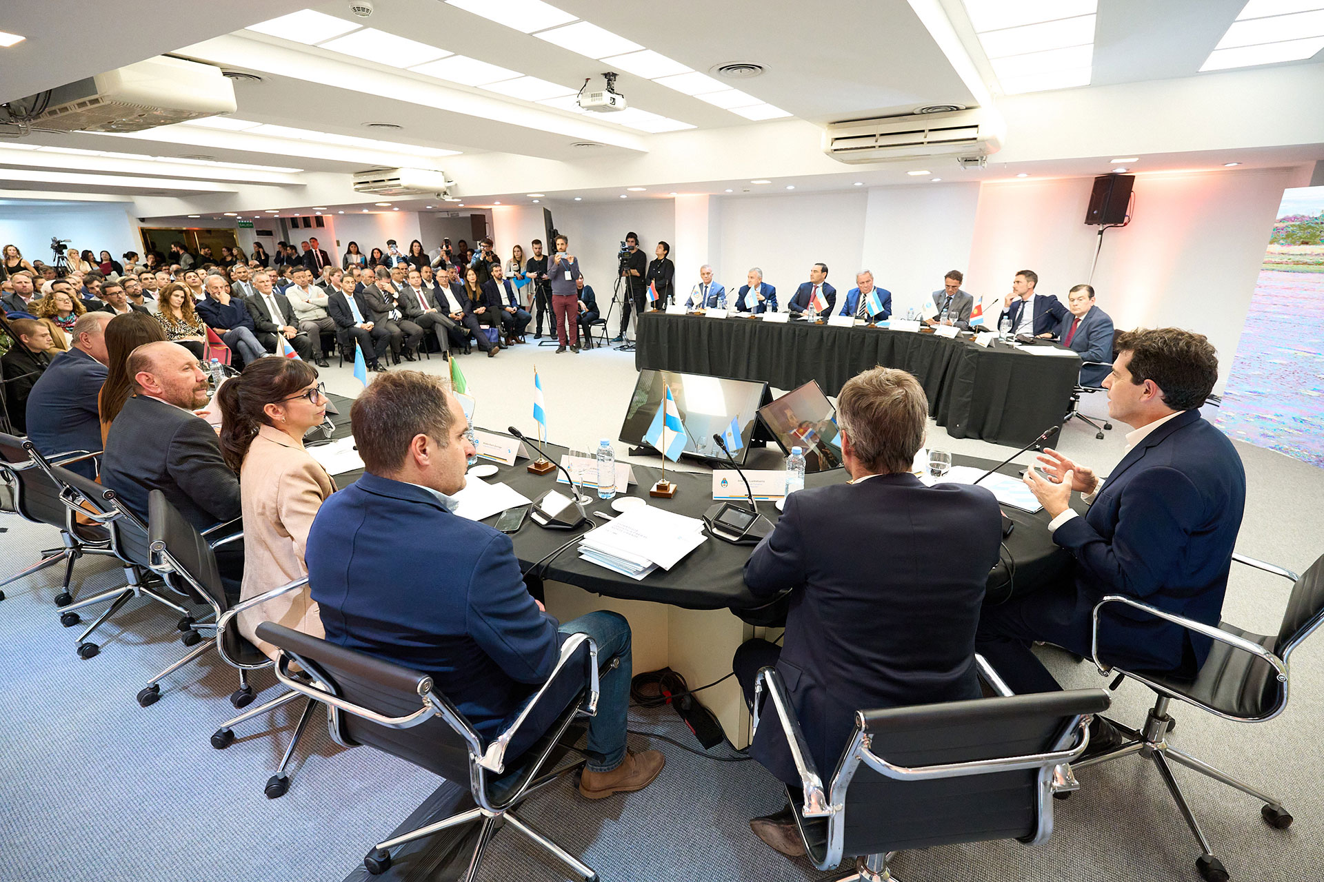 El ministro del Interior, Eduardo De Pedro, expuso durante un pasaje del encuentro en el CFI con representantes del Norte Grande de Argentina