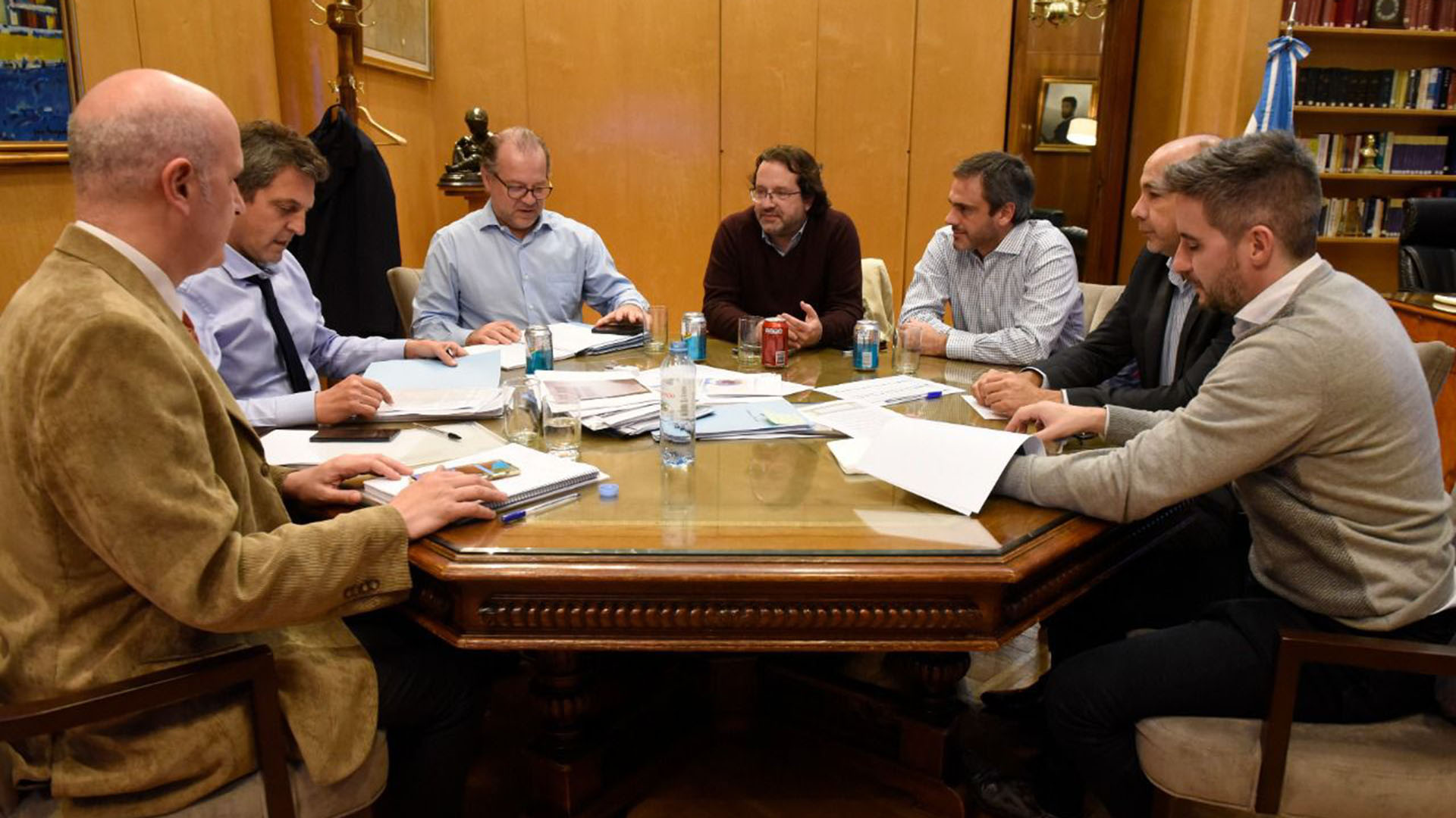 Otra foto de las reuniones que mantuvo el ministro con su equipo