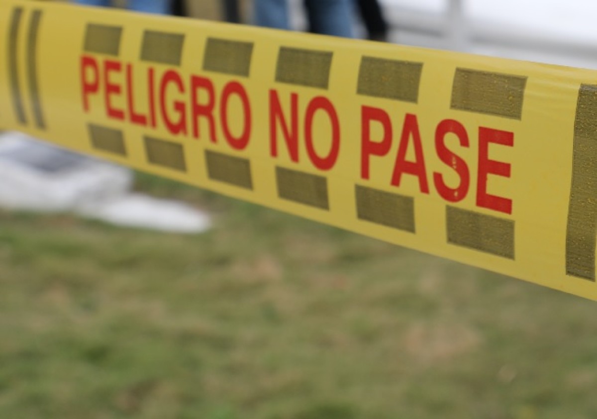 Sin vida y envuelto en una cobija hallaron a un hombre en una vía pública de Medellín