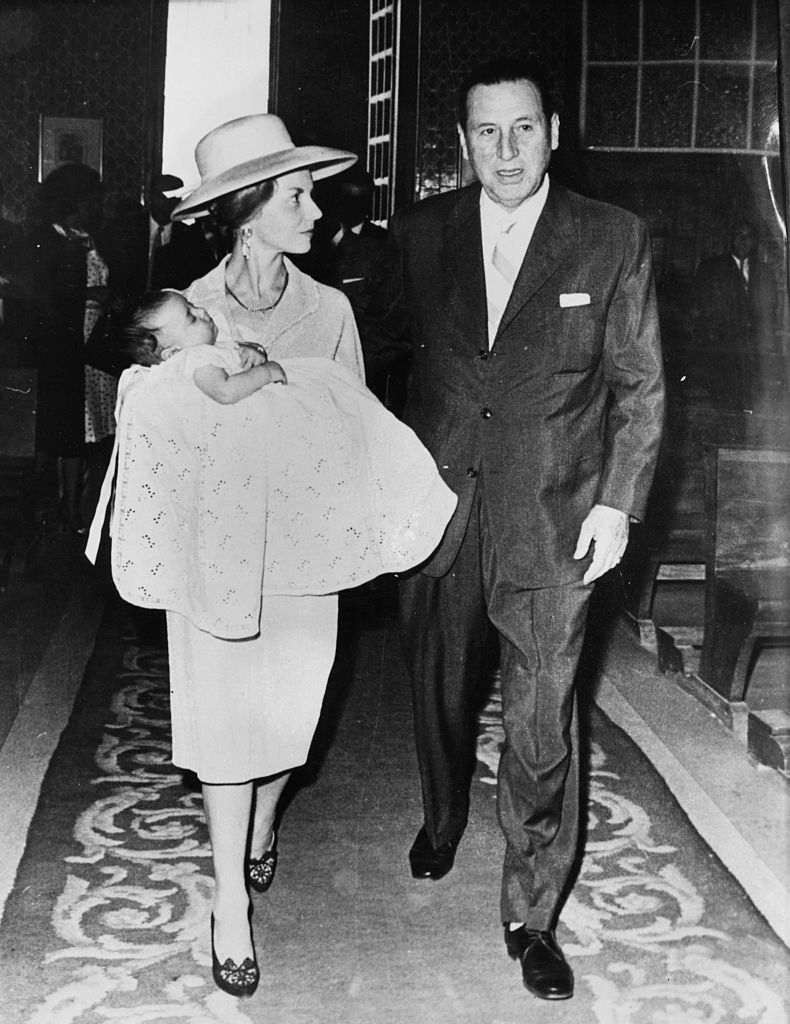 El expresidente Juan Perón con Isabel Martínez, quien sostiene a su ahijado, el hijo de Héctor Villalón, en el bautizo en Madrid (Central Press/Hulton Archive/Getty Images)
