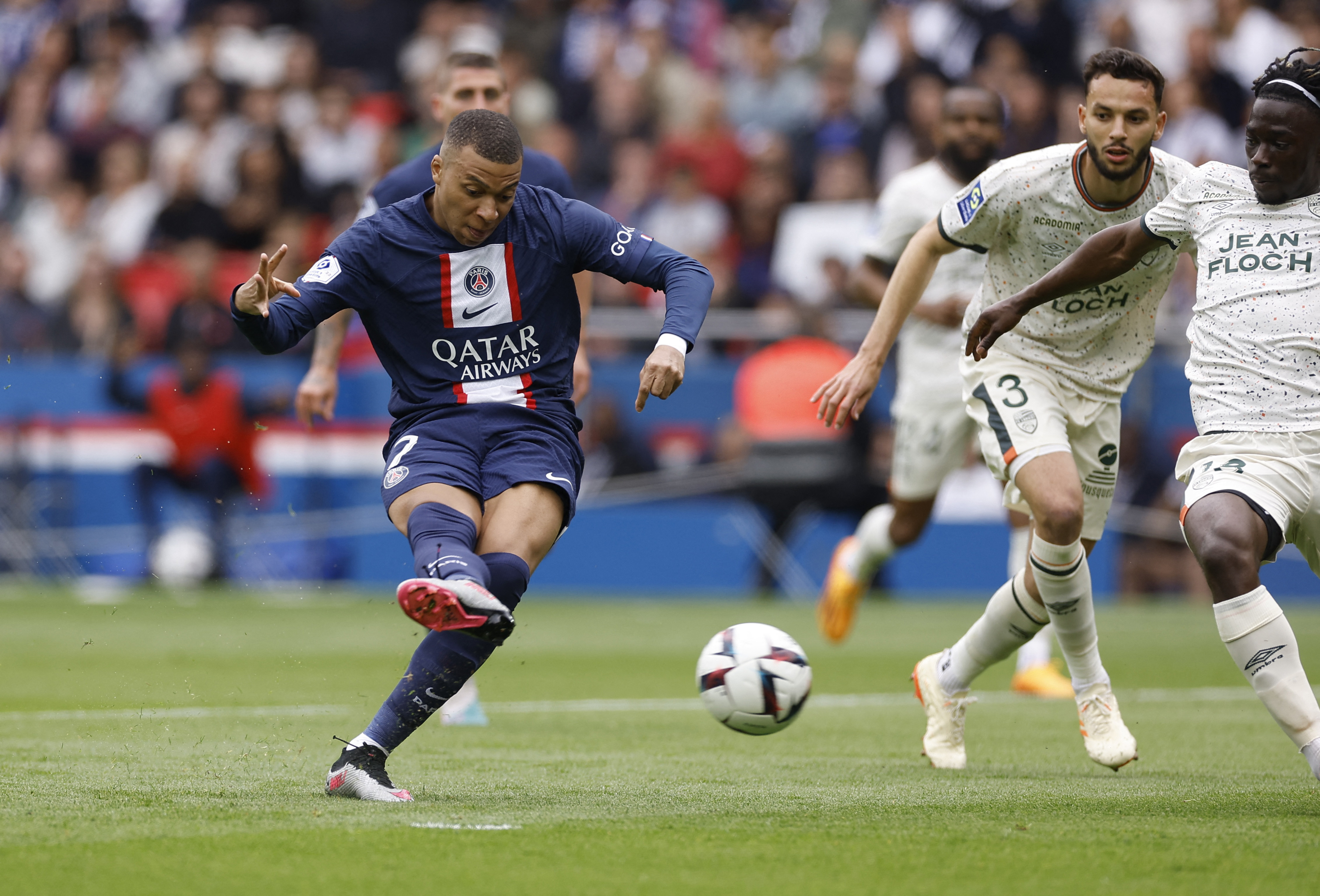 Mbappé malogró la primera jugada clave del partido (Reuters)