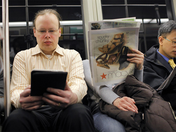En el subte. La lectura digital convive con la de papel. (Foto Reuters) Reuters