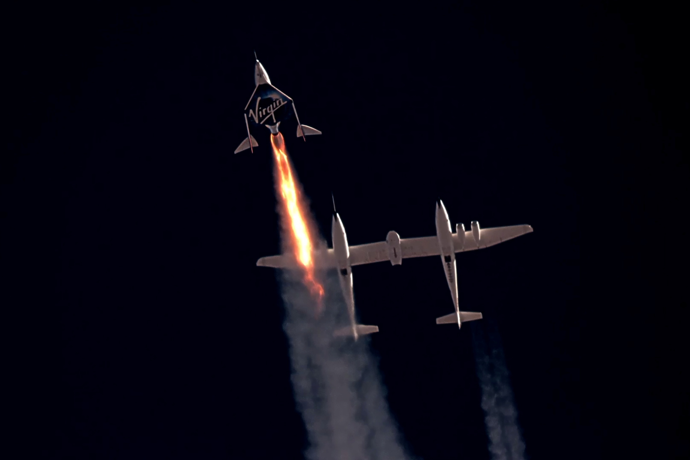 Los vuelos espaciales de Virgin Galactic se realizan con dos aviones. (REUTERS)