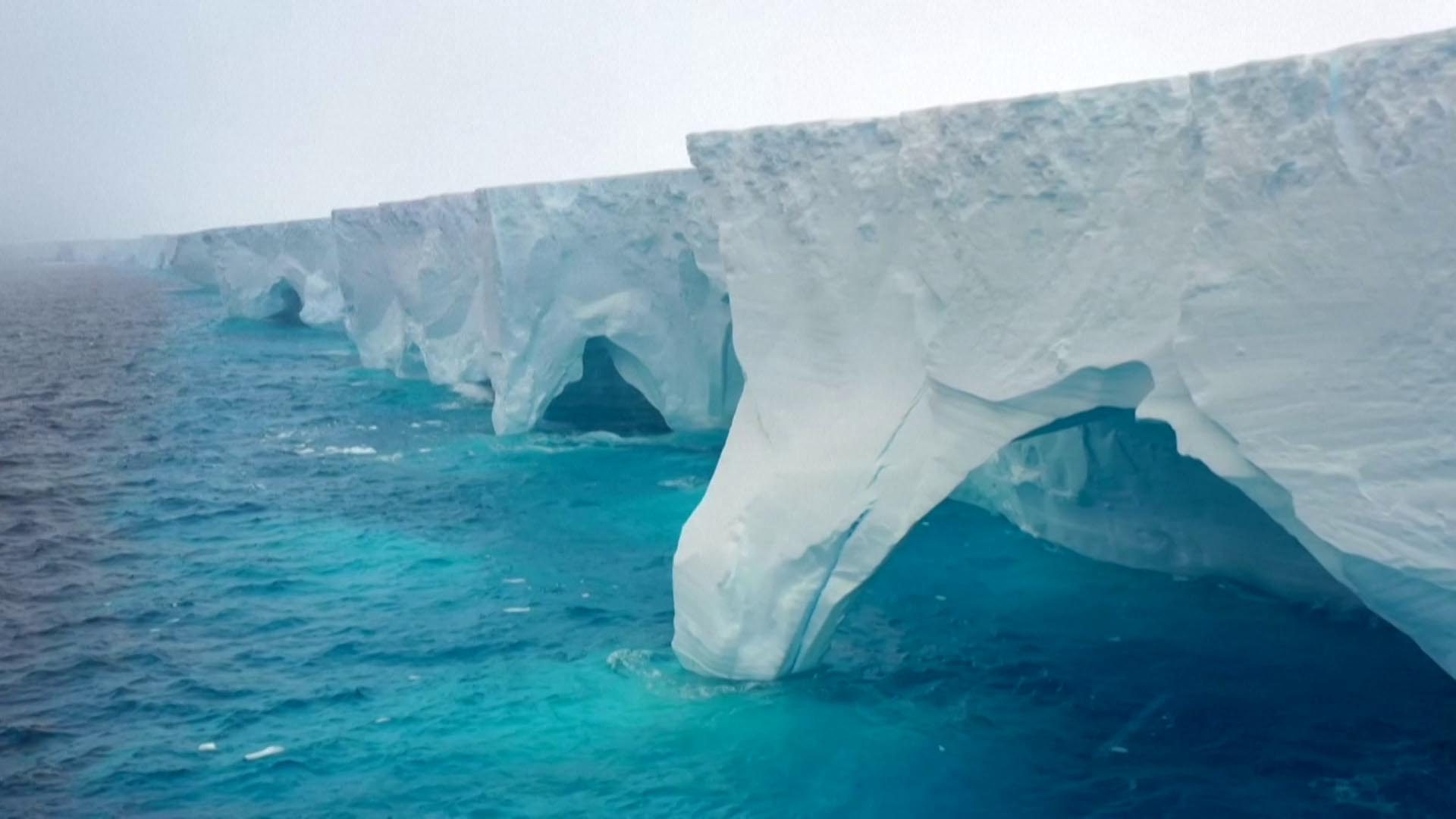 El iceberg más grande del mundo se desprendió de la Antártida y navega a la  deriva por el océano - Infobae