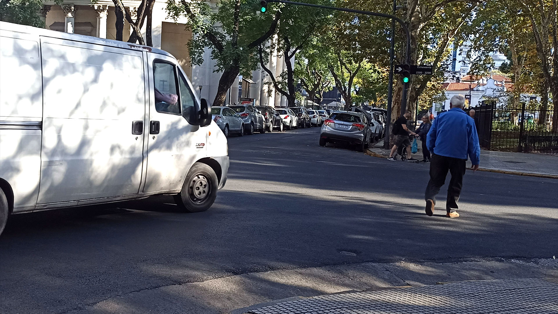 El comportamiento social también debe adaptarse a la mayor cantidad de vehículos que circulan en las ciudades. La lucha entre peatones y automovilistas no contribuye a evitar situaciones de conflicto