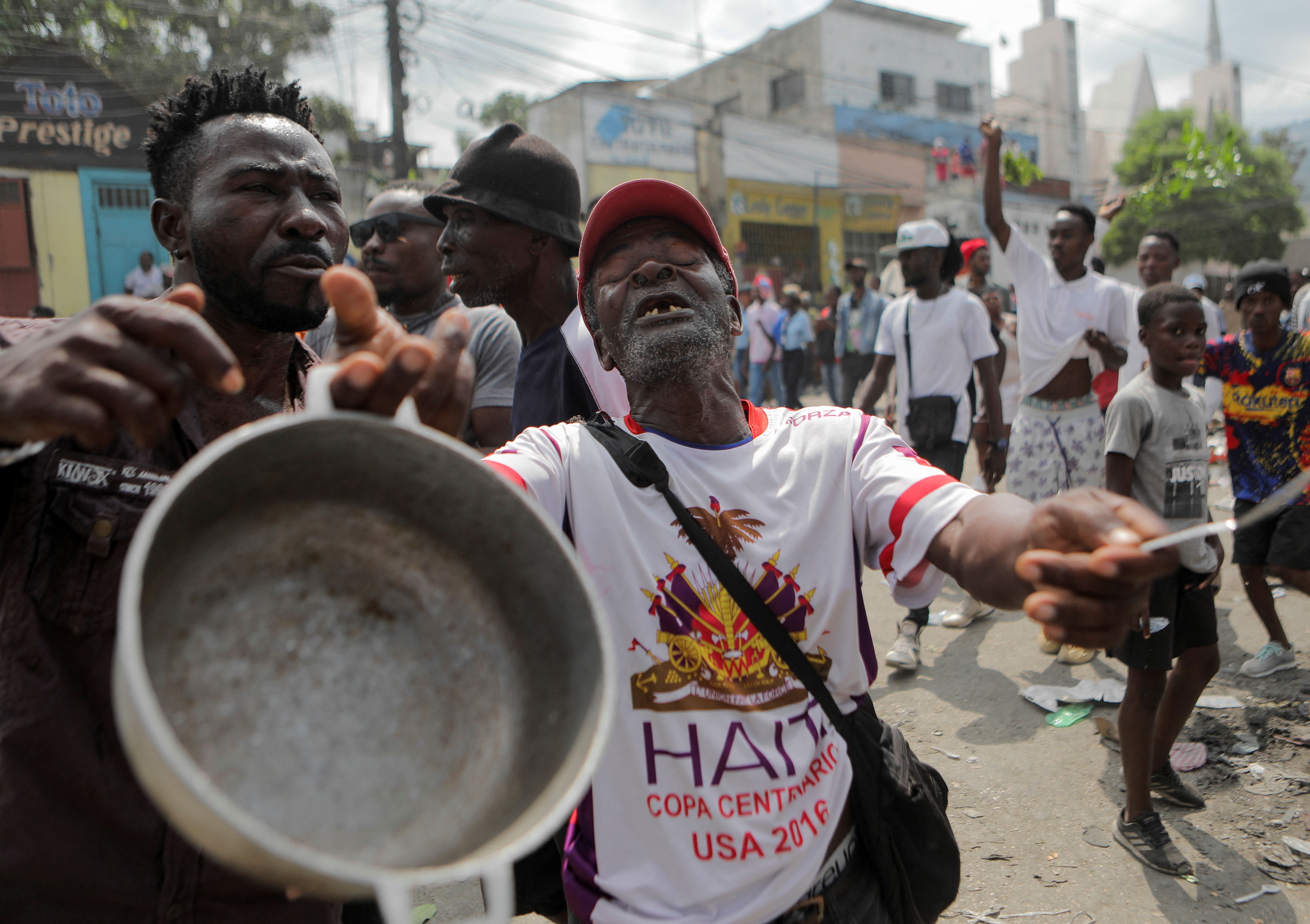 Un hombre sostiene una olla y una cuchara durante una protesta contra el gobierno y el aumento de los precios del combustible, en Puerto Príncipe, Haití 3 de octubre de 2022. REUTERS/Ralph Tedy Erol