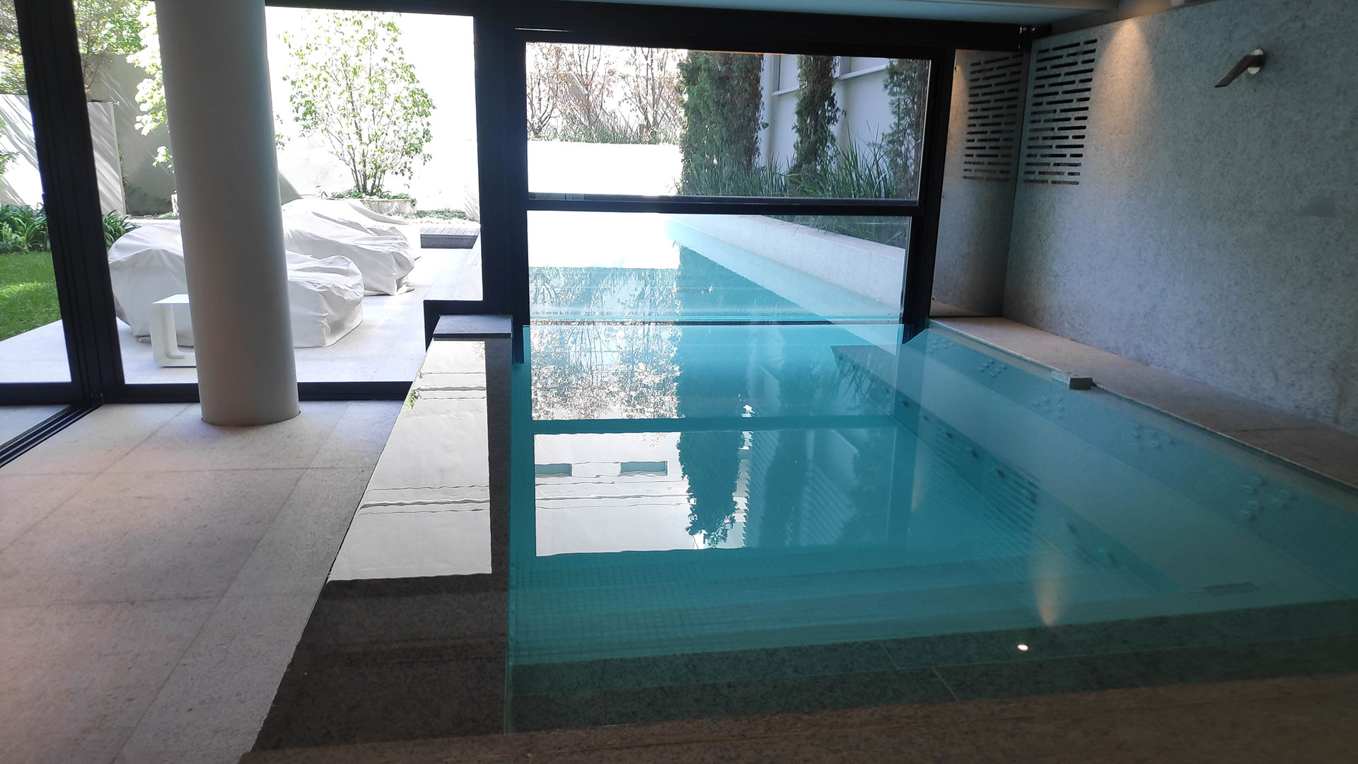 Si es in/out la piscina tiene mejor protección, sobre todo la que parte que no da a la intemperie todo el año