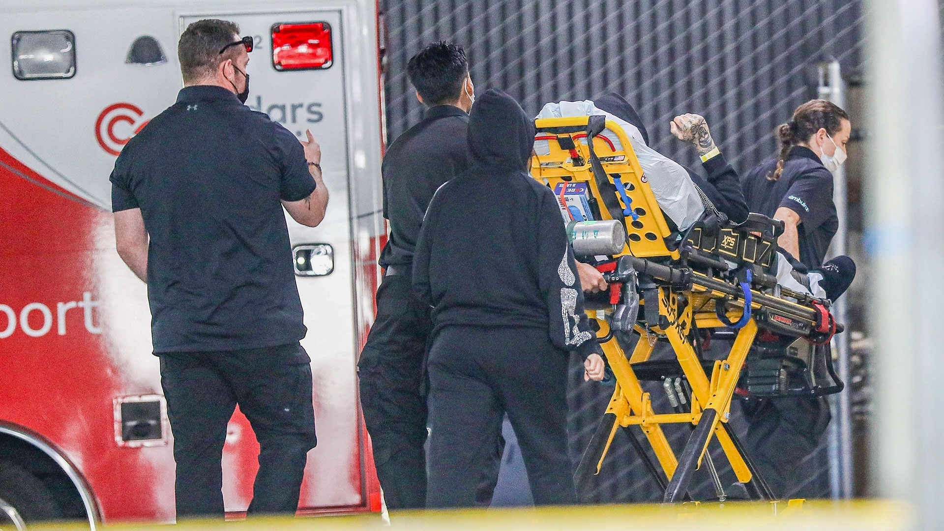 Travis Barker es trasladado de emergencia al hospital con Kourtney a su lado (The Grosby Group)