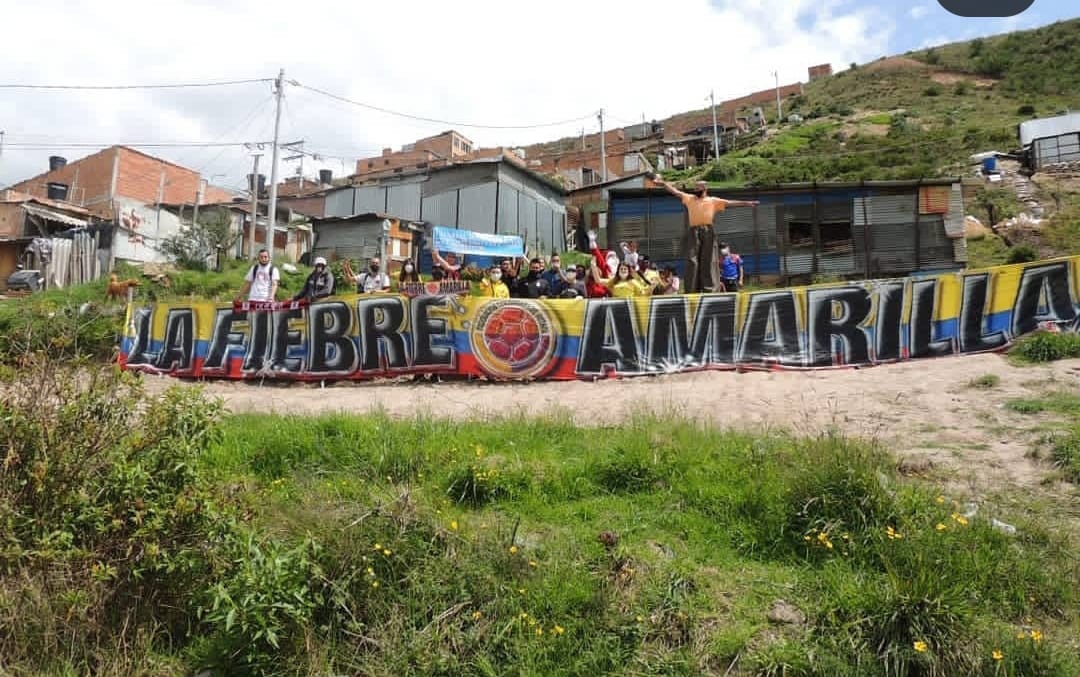 La Fiebre Amarilla también actúa como organización social y ha llevado refrigerios a zonas marginadas en Bogotá y Colombia