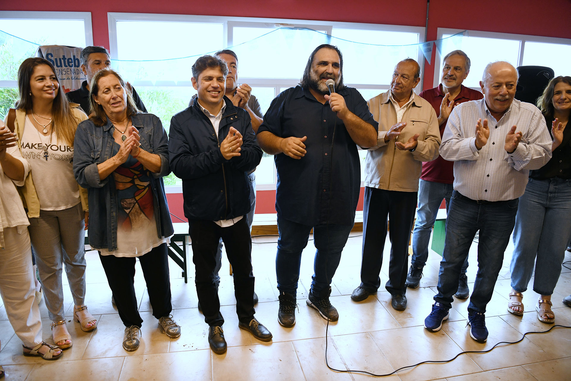 Kicillof con el sindicalista docente Roberto Baradel (micrófono en mano).