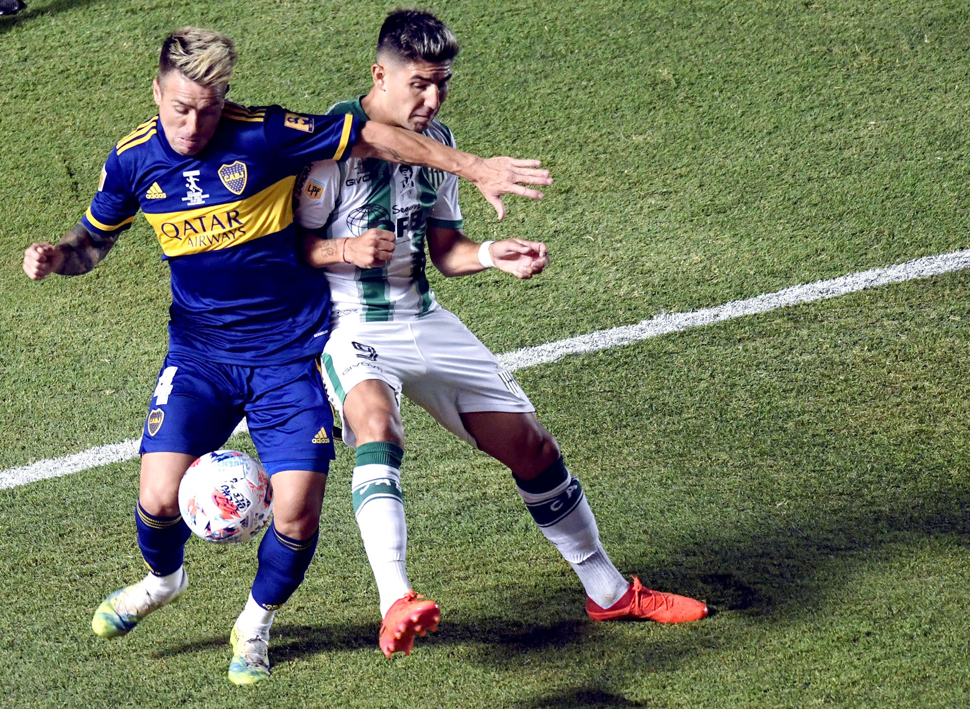 Buffarini, quien recuperó la titularidad, intenta hacerse del balón