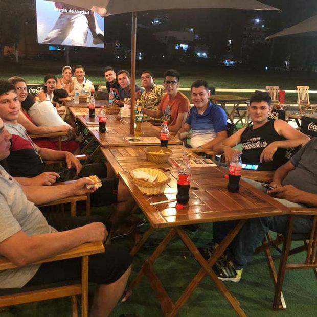 Llevó a sus trabajadores a las playas de Encarnación, Paraguay. Foto: SF Maquinarias/Facebook