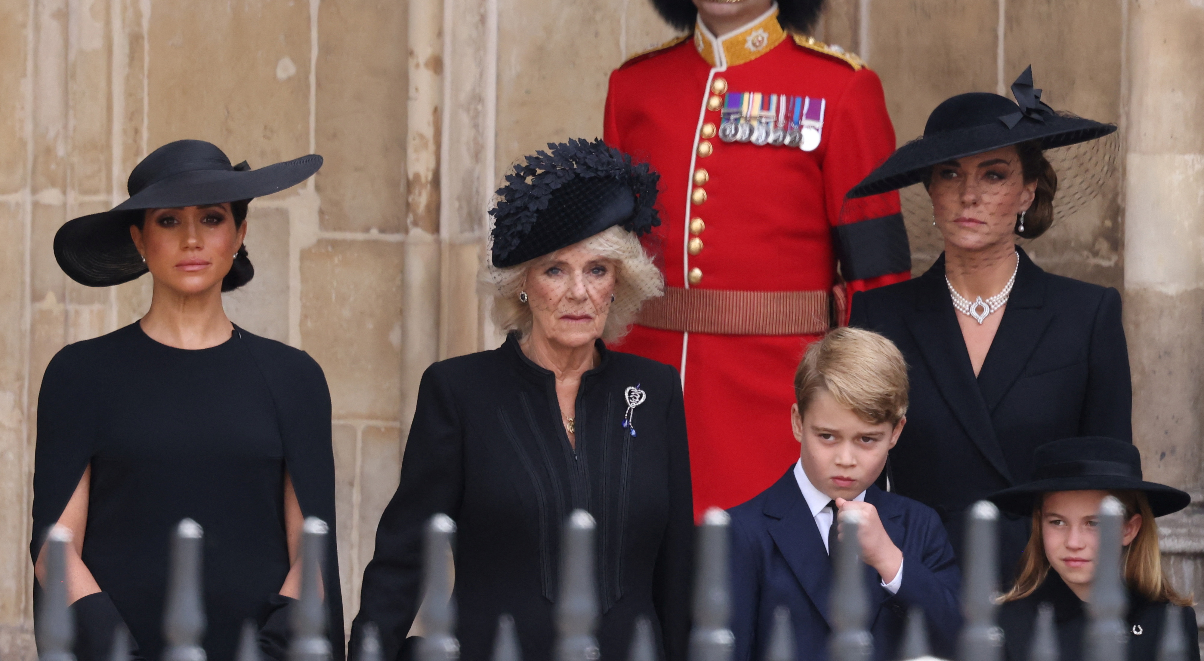 Camilla, la reina consorte, Kate, la princesa de Gales y Meghan, la duquesa de Sussex asisten al funeral de estado y al entierro de la reina Isabel, en Londres, Reino Unido (Reuters)