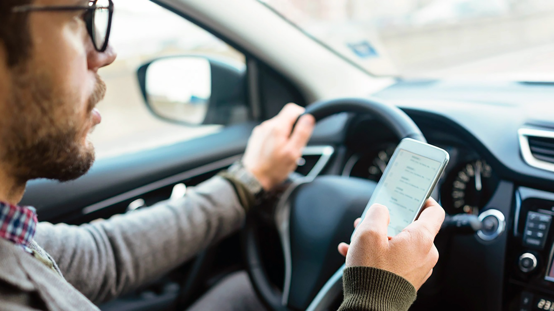 El uso del teléfono celular al volante, es causal de muchos atropellamientos de peatones y choques con autos detenidos