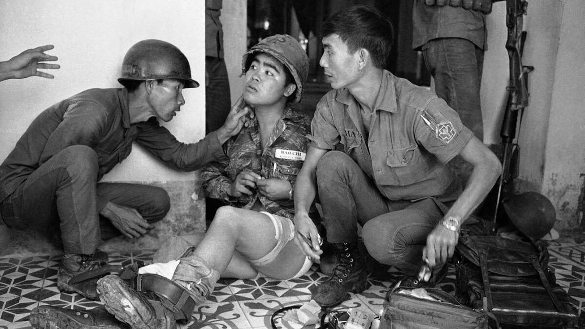 Médicos del ejército de Vietnam del Sur tratan al fotógrafo de Associated Press "Nick" Ut después de que fue herido por fuego de mortero mientras cubría la acción en Trang Bang, al noroeste de Saigón, el 26 de octubre de 1972 (Foto AP)
