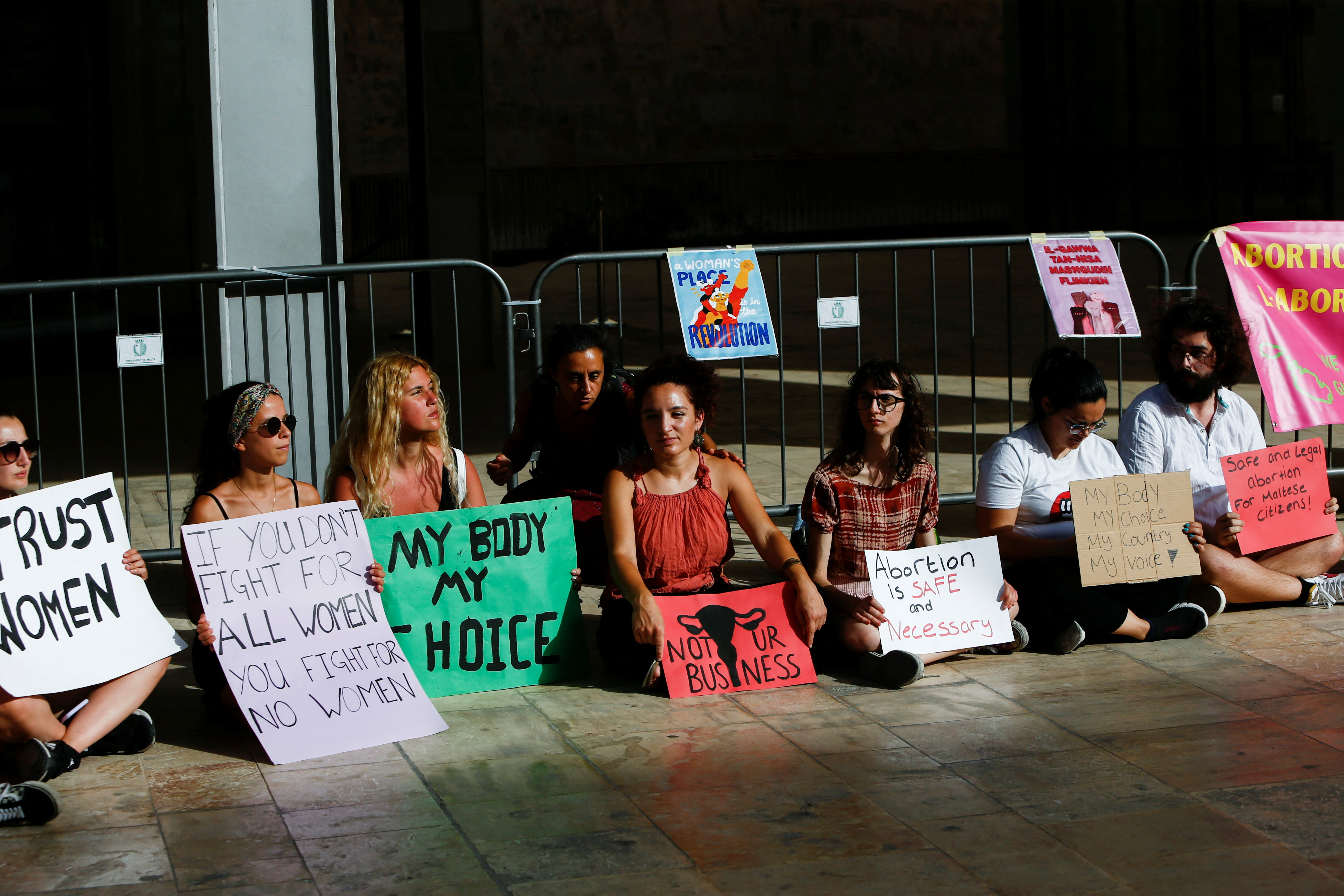 Mujeres frente al parlamento maltés en protesta contra las restrictivas leyes antiaborto en la isla europea (Reuters)