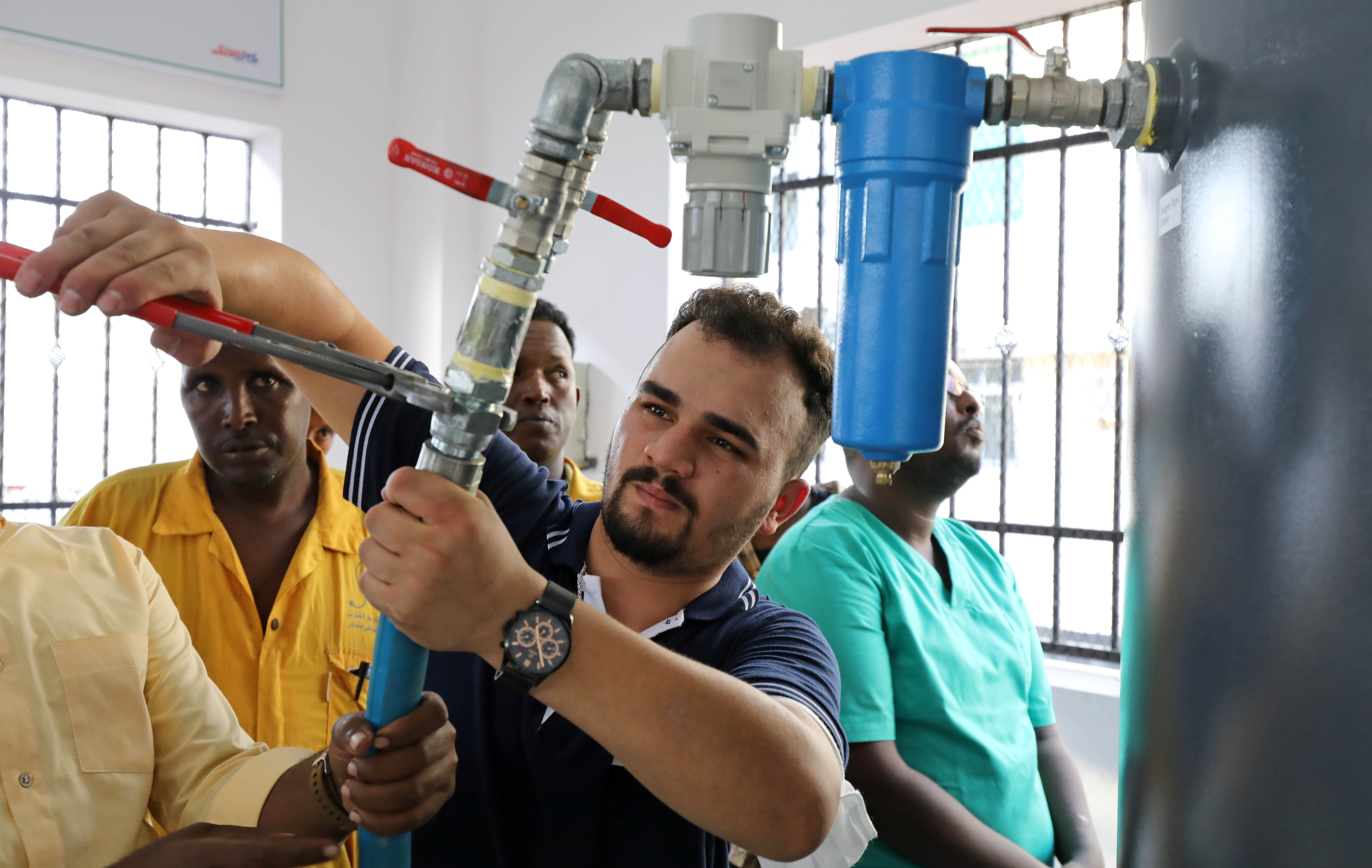 Trabajos en un hospital africano para instalar un equipo de oxígeno (REUTERS/Feisal Omar)