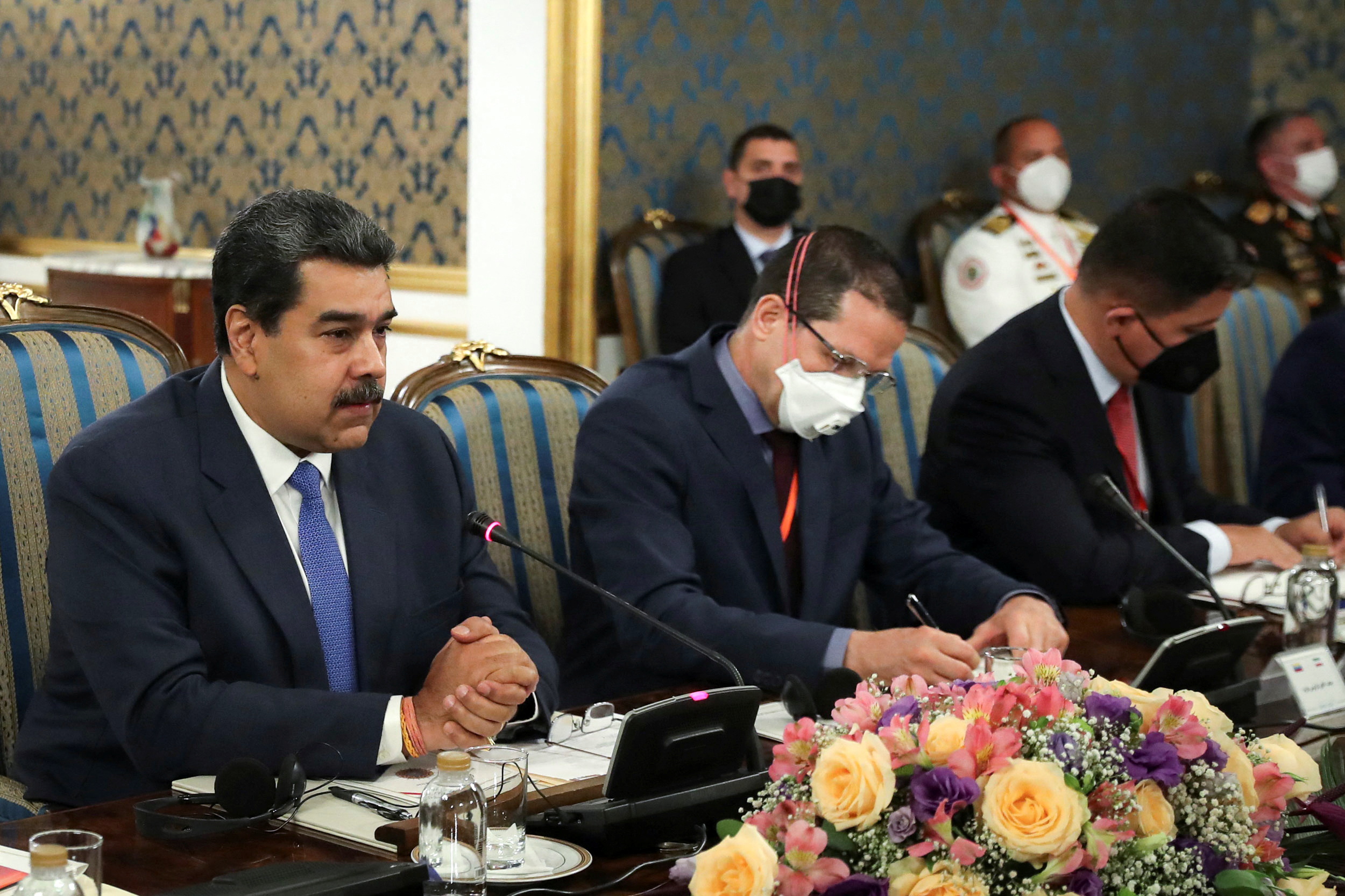 El dictador Nicolás Maduro en la mesa donde se firmó el pacto (Reuters)