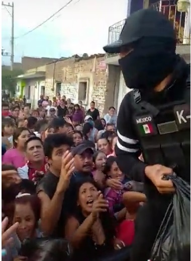 Los videos no aportan información del lugar en donde se repartieron los víveres, pero se pueden ver distintos escenarios y que día y noche las reparten (Foto: Captura de pantalla)