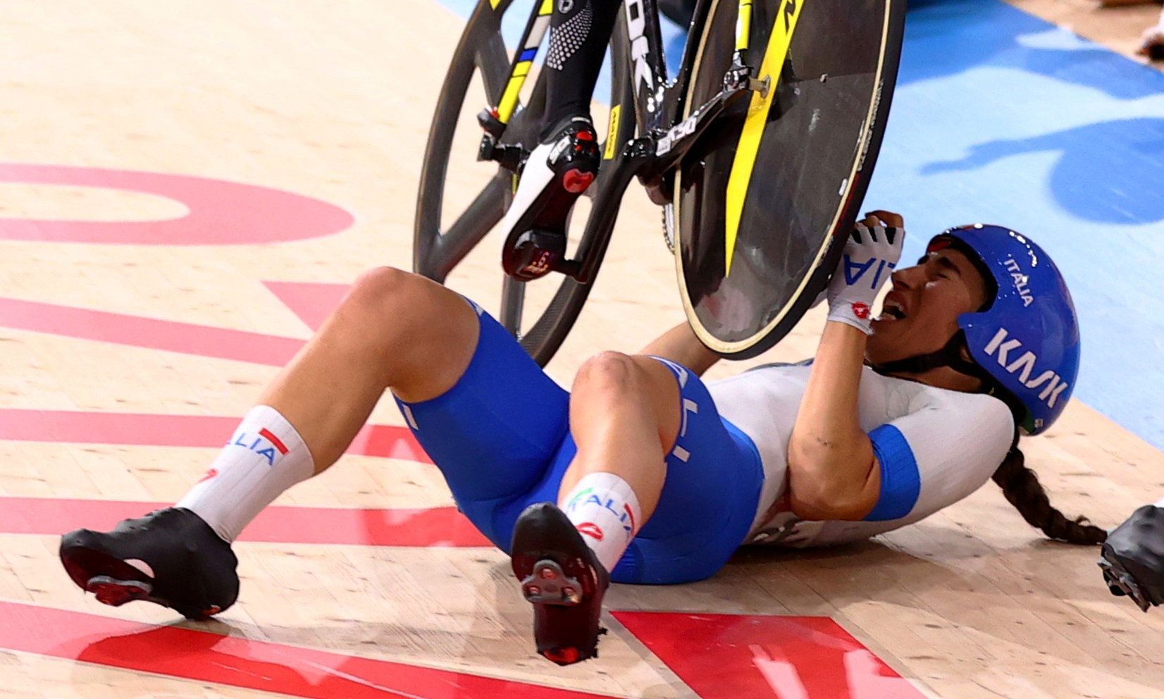 Dramática caída en el ciclismo pista de los Juegos Olímpicos que involucró a 9 participantes: a una atleta le pasó una bicicleta por encima de su cuerpo