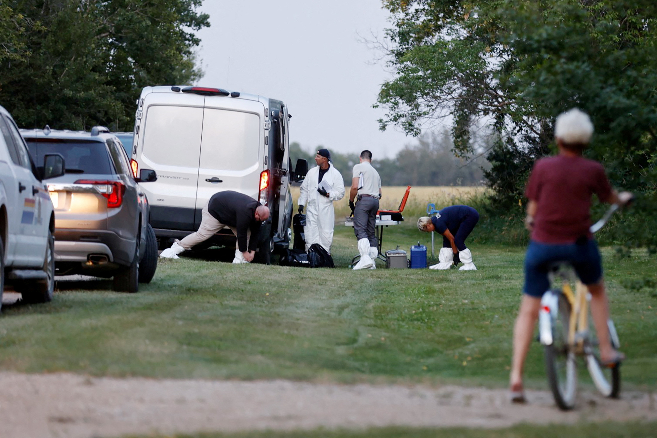 Un equipo forense de la policía investiga la escena del crimen después de que varias personas murieran y resultaran heridas en una serie de apuñalamientos en Weldon, Saskatchewan, Canadá. 4 de septiembre de 2022 (REUTERS/David Stobbe)

