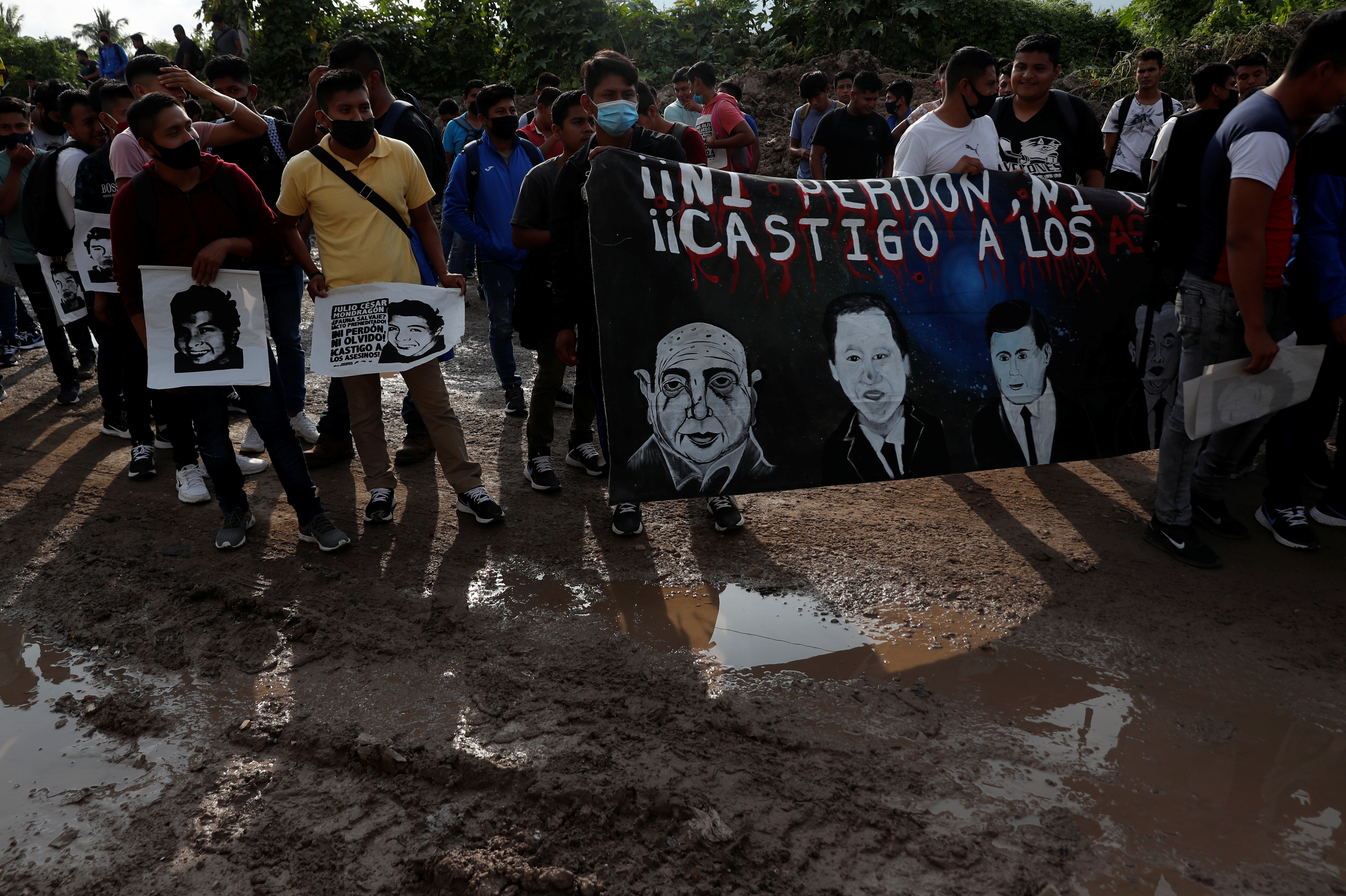 Familiares de los estudiantes desaparecidos de Ayotzinapa protestan en el sexto aniversario de los hechos (Foto: Reuters/Henry Romero) 