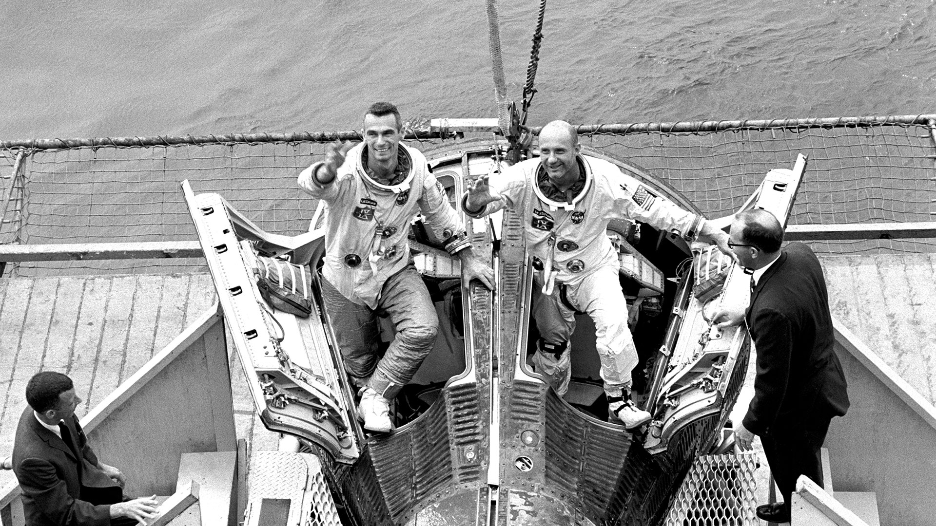 Los astronautas Eugene Cernan y  Thomas Stafford reciben la bienvenida a bordo luego de amarizar en 1966. Fue la primera misión espacial de Cernan (Photo by Smith Collection/Gado/Getty Images)
