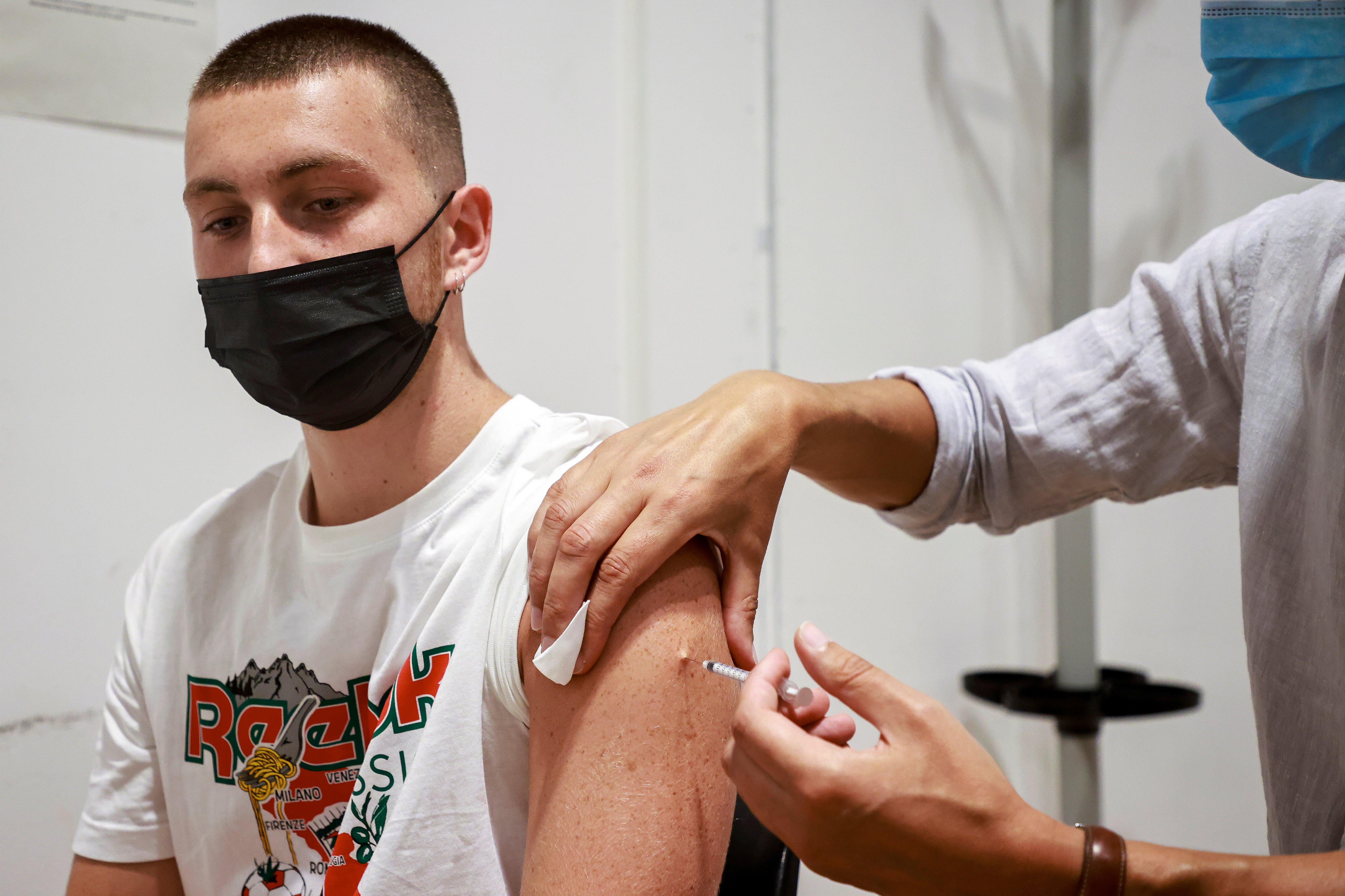 Un trabajador médico administra una dosis de la vacuna Pfizer-BioNTech "Comirnaty" contra la enfermedad del coronavirus (COVID-19) en un centro de vacunación en París, Francia, el 23 de julio de 2021. REUTERS / Sarah Meyssonnier
