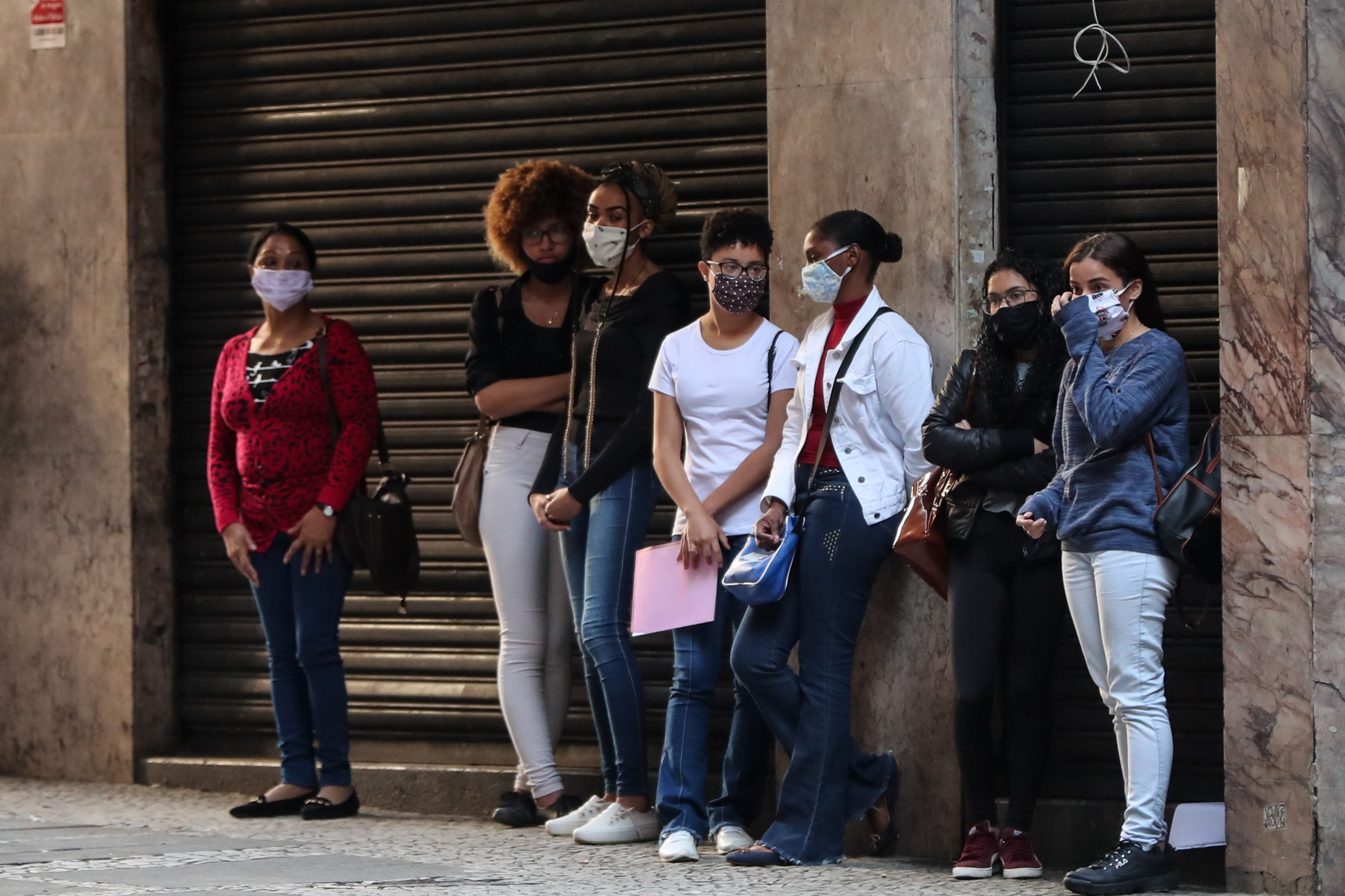 Varias personas hacen fila para aplicar a una opción de empleo (EFE/ Fernando Bizerra/Archivo)
