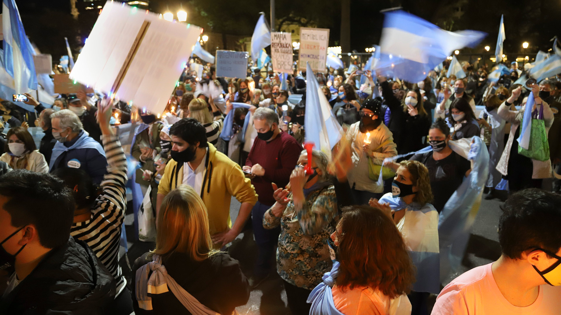 Las personas que llegaron hasta el centro porteño llevaban banderas argentinas y carteles contra el gobierno nacional 