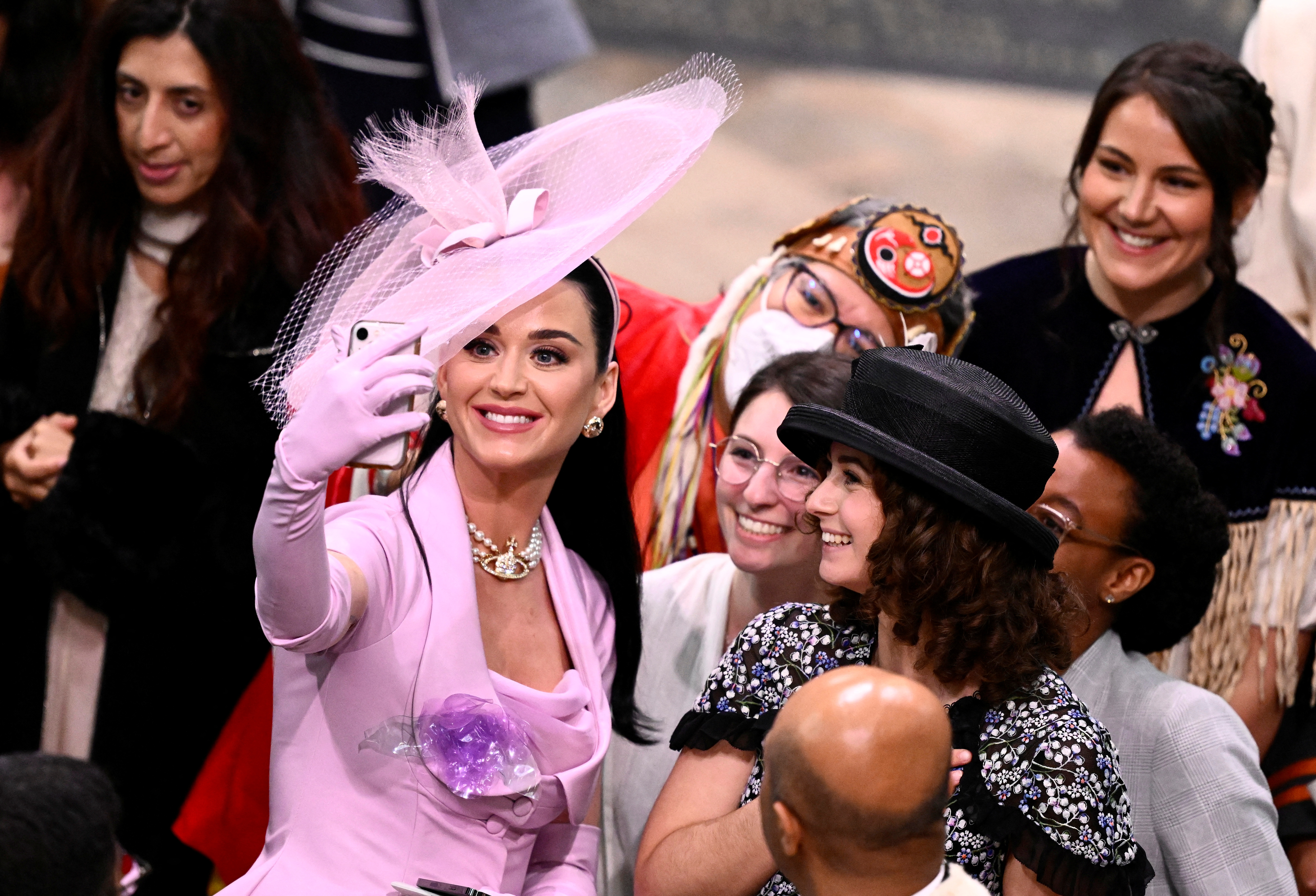 Katy Perry se toma selfies con los invitados durante la coronación del rey Carlos III y la reina Camilla el 6 de mayo de 2023 en Londres, Inglaterra. Gareth Cattermole/Pool vía REUTERS