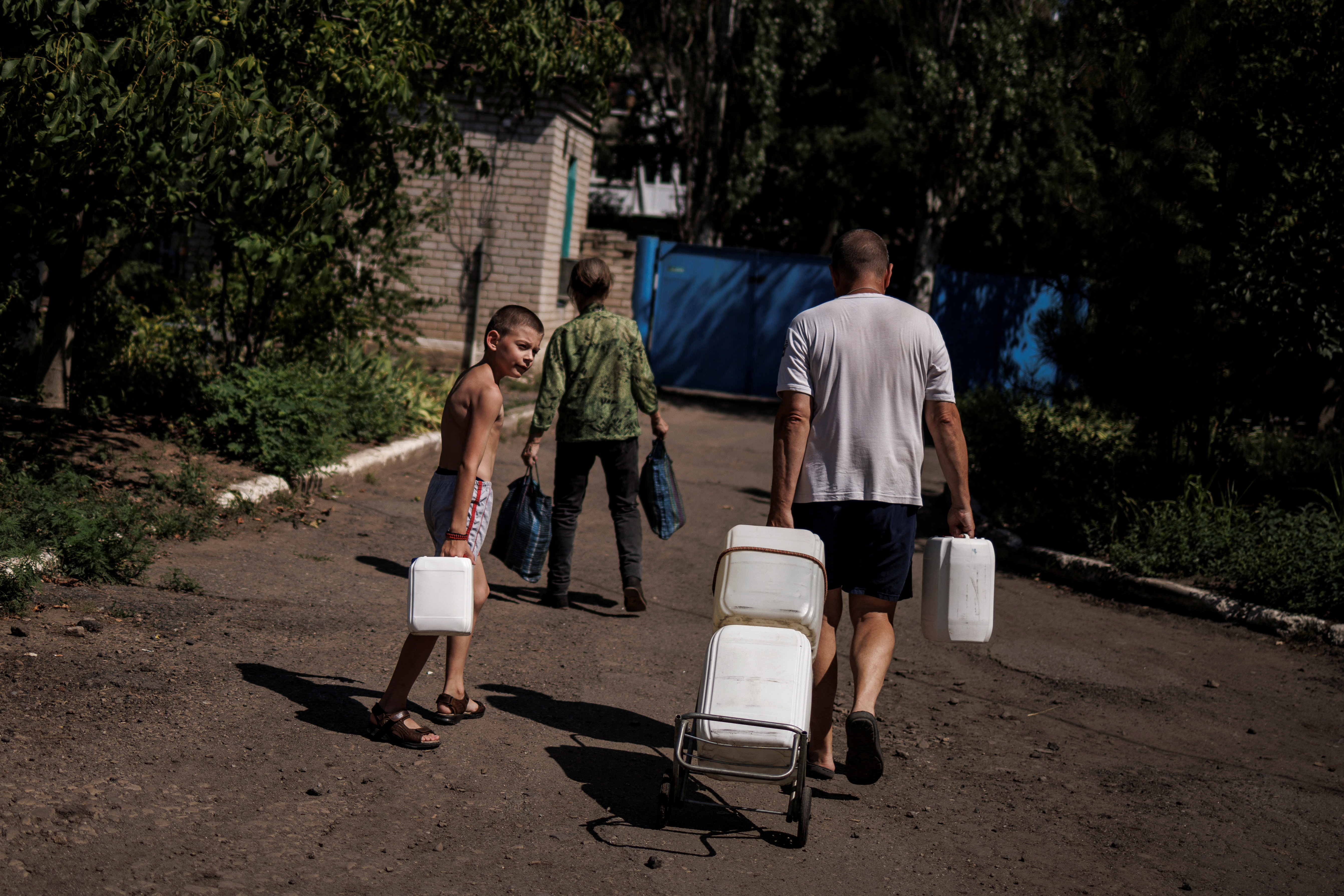 Los bombardeos rusos dejaron sin agua a Sloviansk y los ciudadanos acuden a los únicos cinco pozos activos
