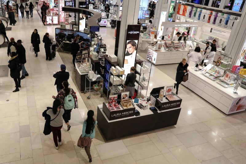 Imagen de archivo de gente comprando en la tienda por departamentos Macy's de la Ciudad de Nueva York, Nueva York, Estados Unidos. 11 de marzo, 2019. REUTERS/Brendan McDermid/Archivo