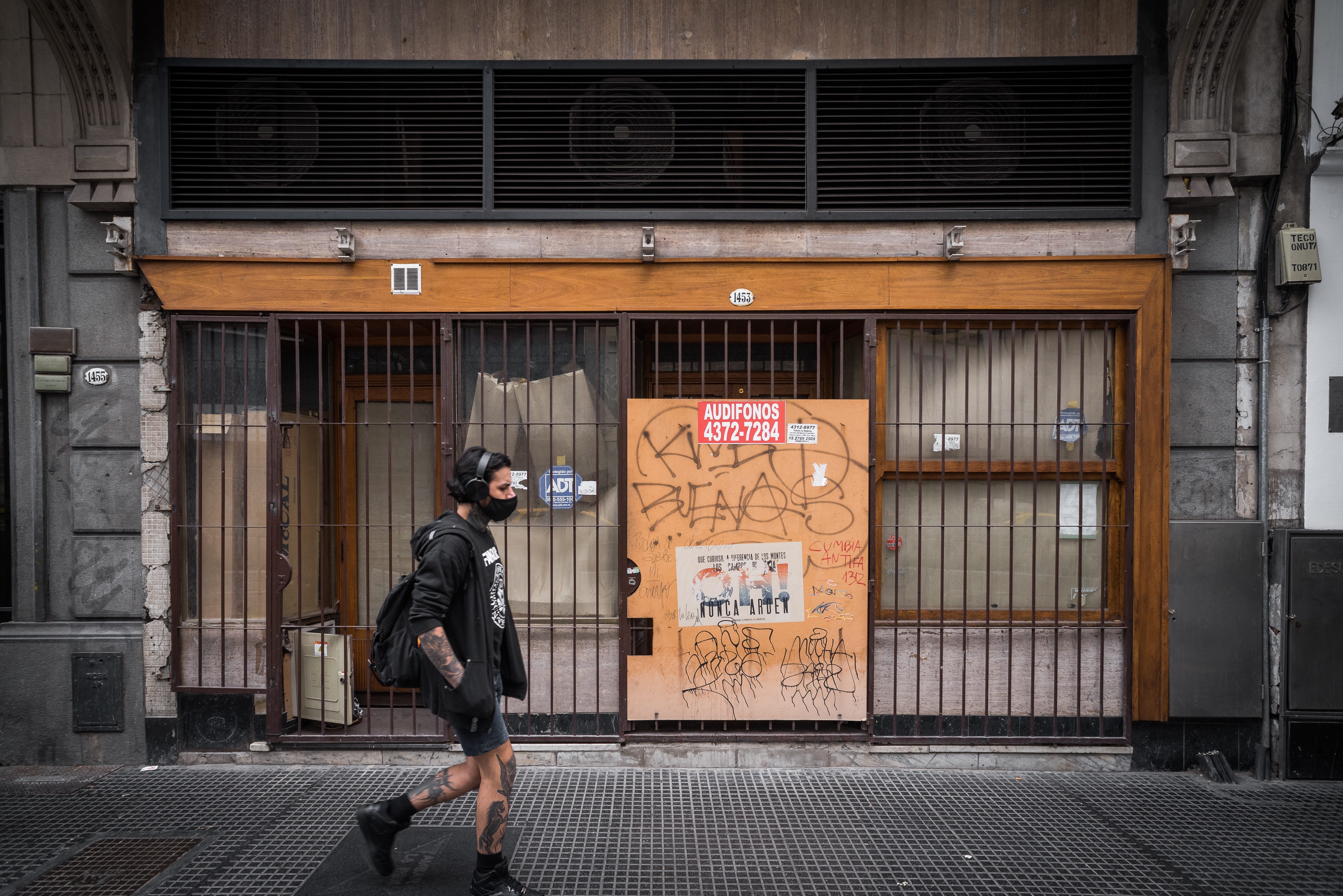 06/02/2021 Un joven pasea al lado de un comercio tapiado en una de las principales calles de Buenos Aires..

Argentina roza los 49.000 muertos por coronavirus tras añadir este viernes 285 nuevos decesos a las estadísticas oficiales con lo que el número de fallecidos en lo que va de pandemia ha ascendido a 48.985, según las autoridades sanitarias.

POLITICA 
ALEJO MANUEL AVILA / ZUMA PRESS / CONTACTOPHOTO
