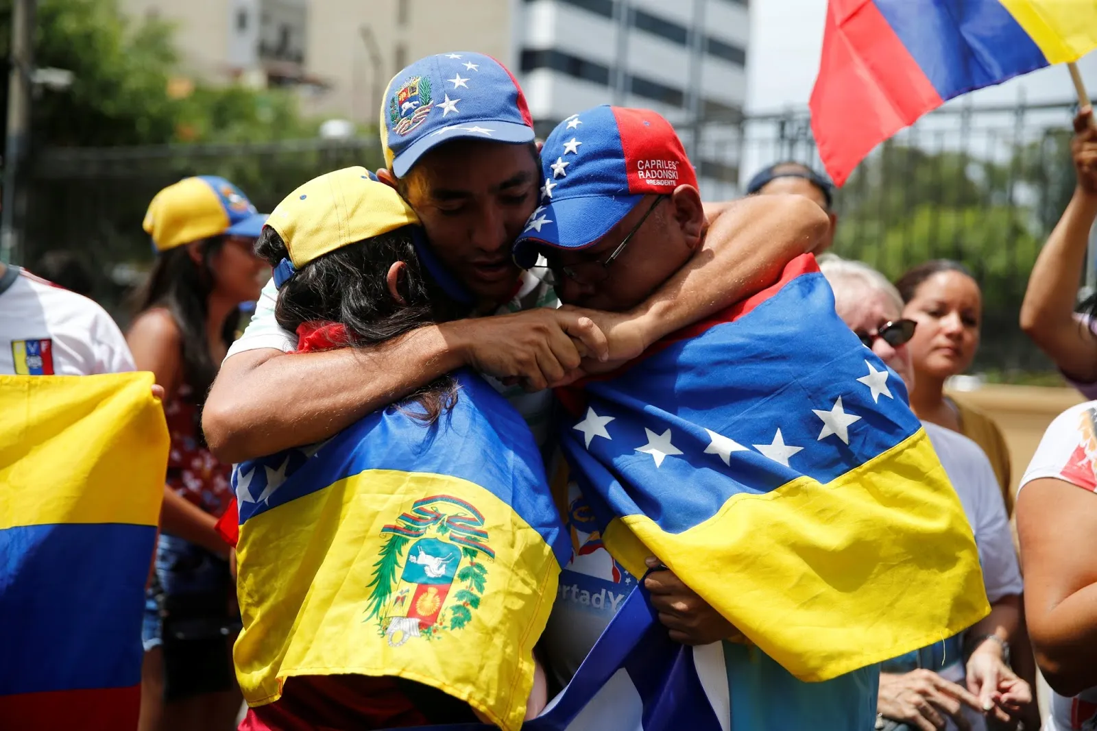 Un grupo de venezolanos se abraza en Perú