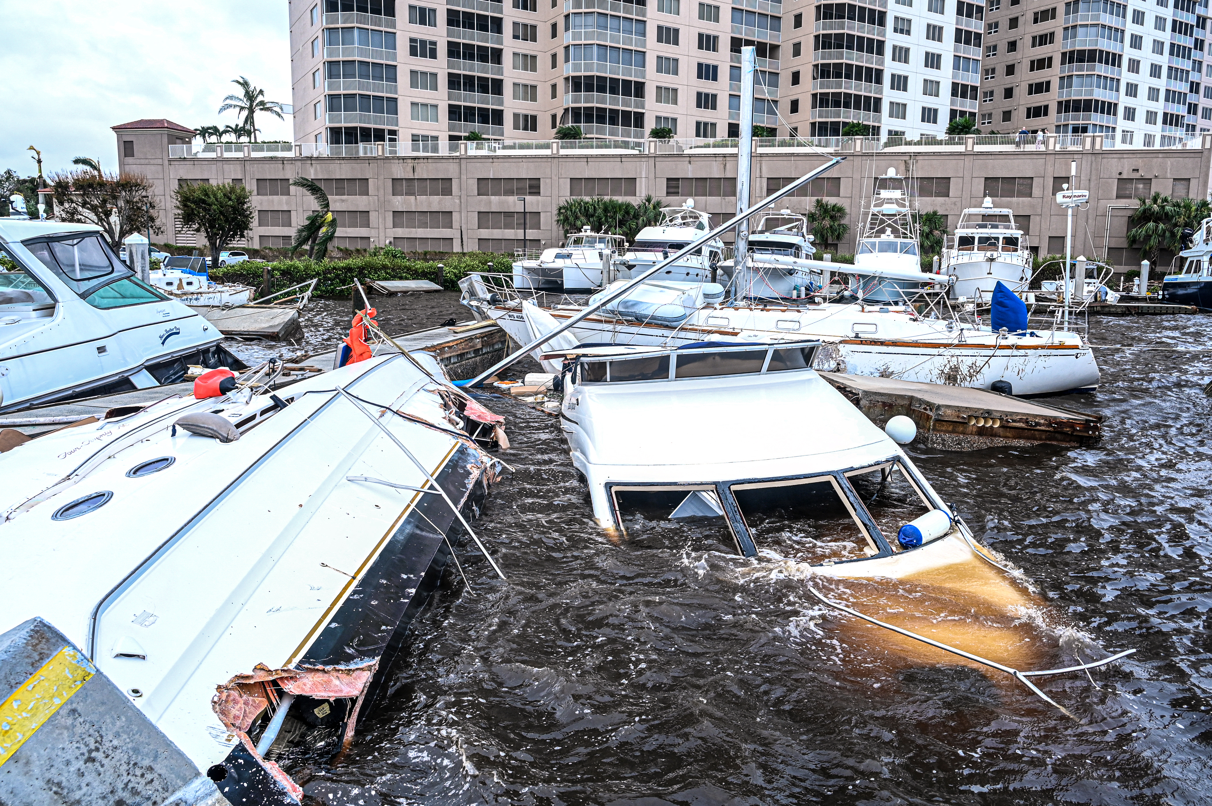 Barcos parcialmente sumergidos en un puerto deportivo después del huracán Ian en Fort Myers, Florida, el 29 de septiembre de 2022. (Giorgio VIERA / AFP)