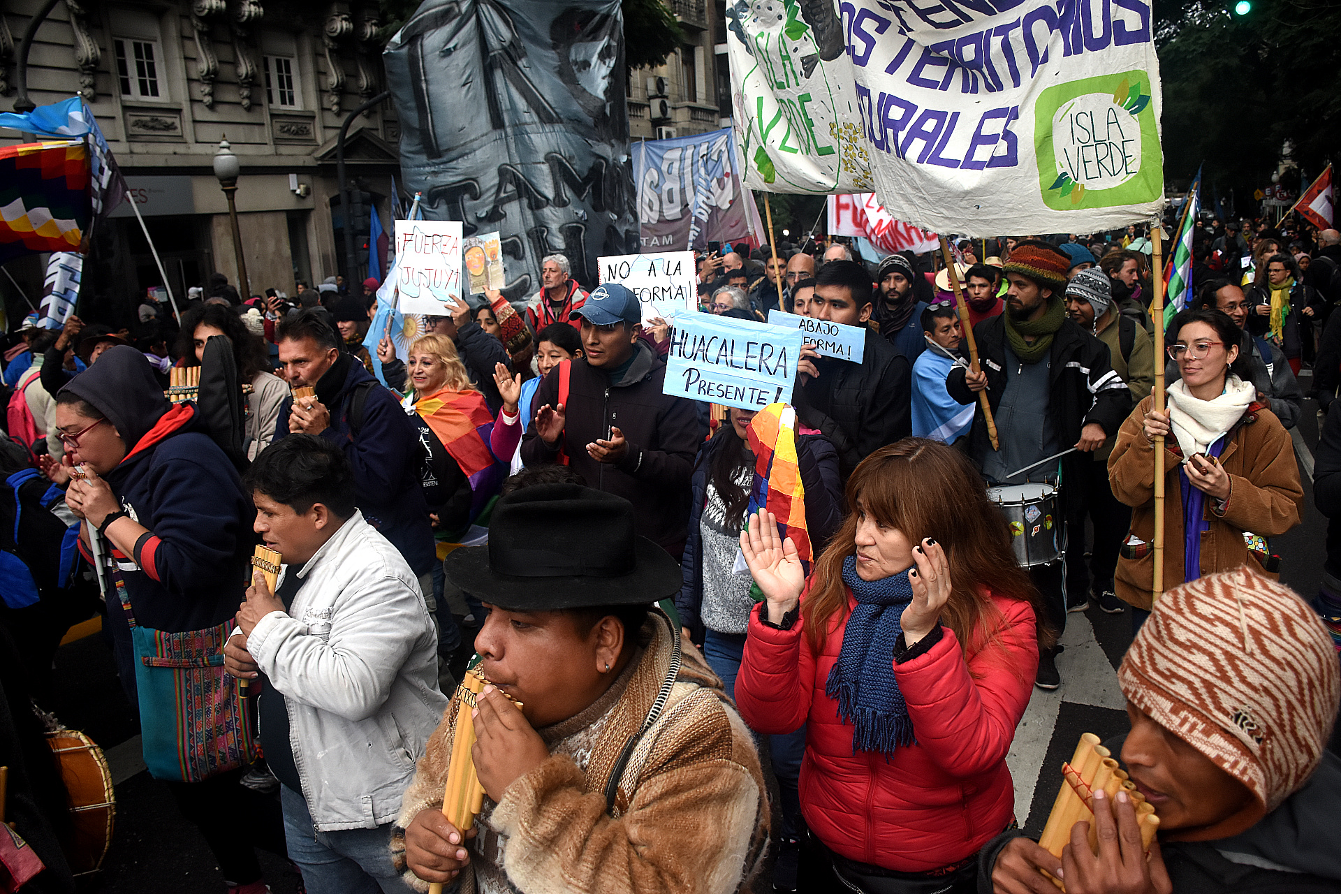 Manifestación en la Casa de Jujuy en repudio a la reforma constitucional que fue aprobada este martes en la Legislatura provincial. (Nicolas Stulberg )