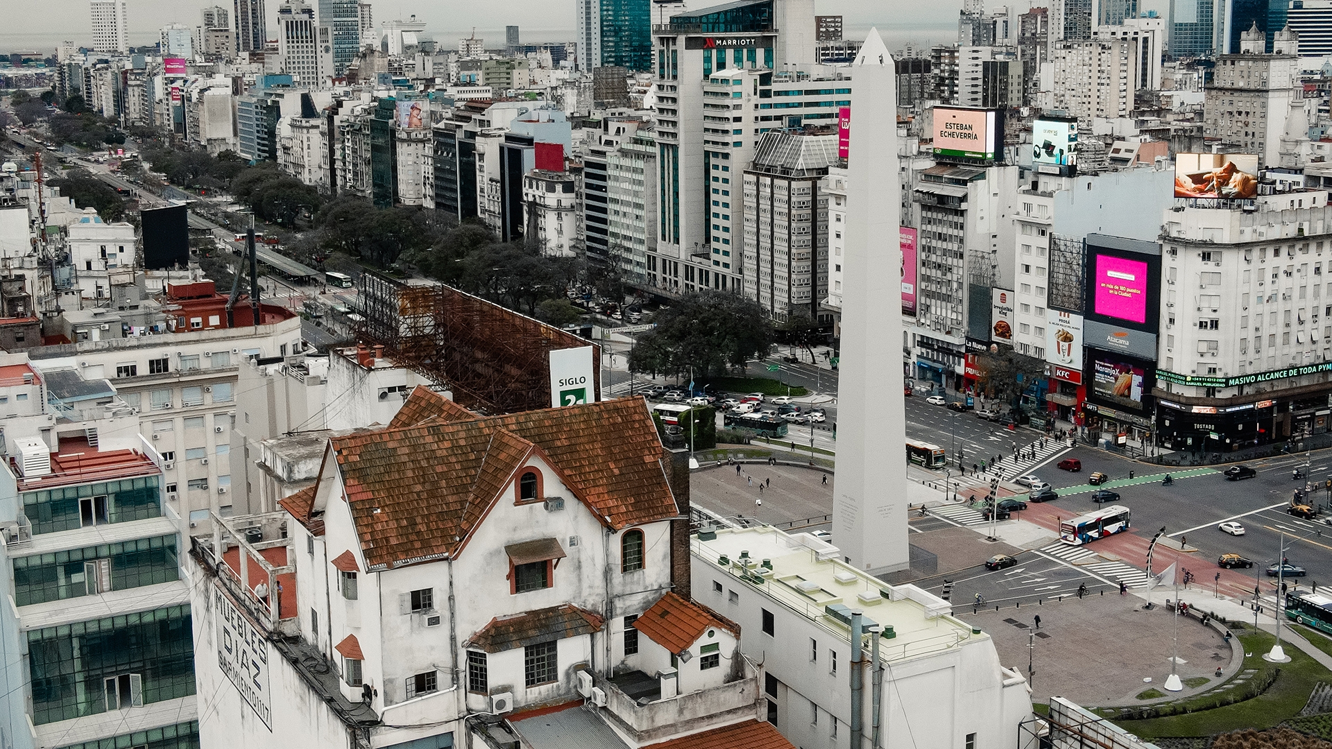 Una pareja decidió casarse este martes 13 y se cortó la luz: la divertida reacción de los novios