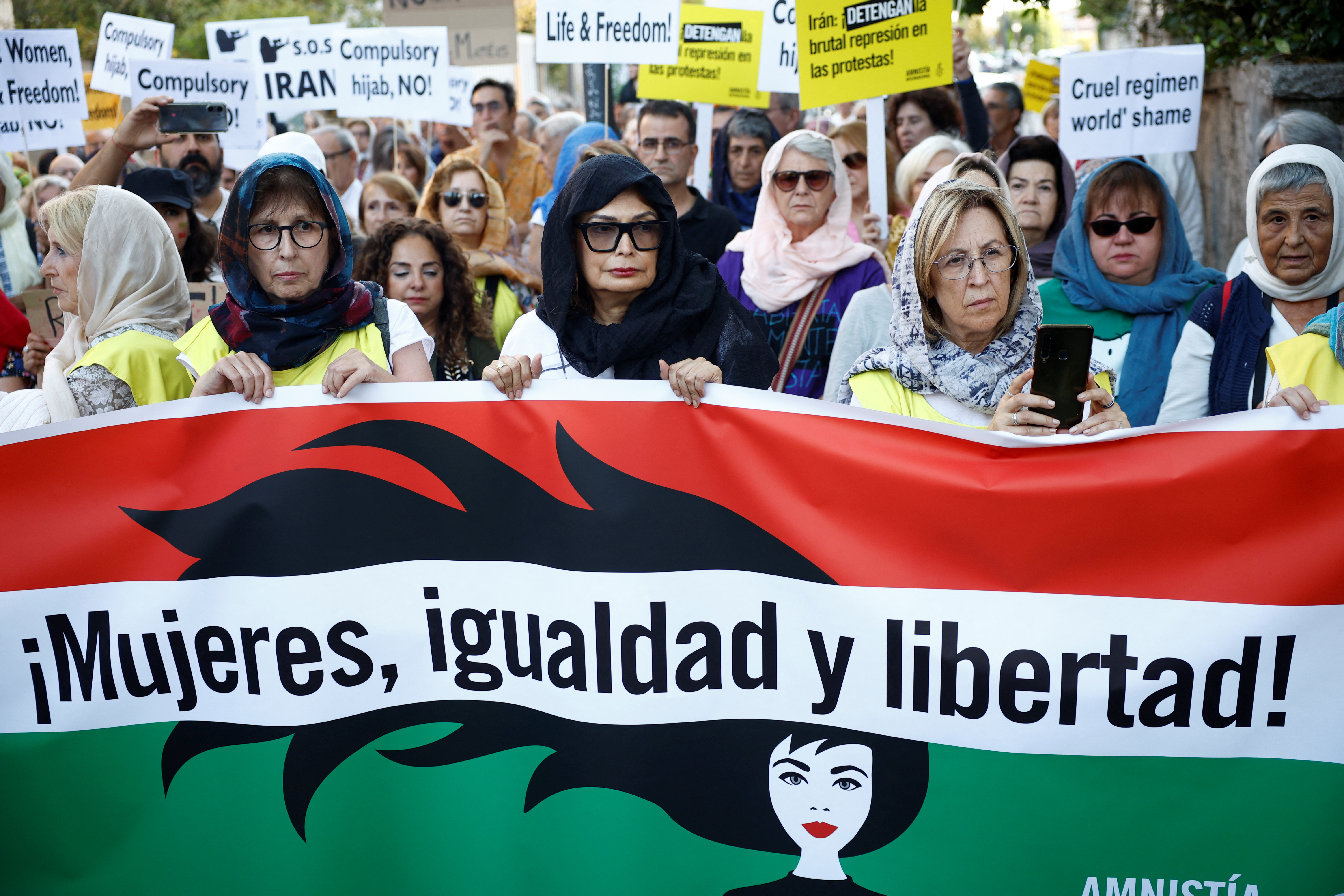 Des personnes participent à une manifestation contre le régime islamique iranien et la mort de Mahsa Amini devant l'ambassade d'Iran à Madrid, Espagne, le 6 octobre 2022.  REUTERS/Juan Médine