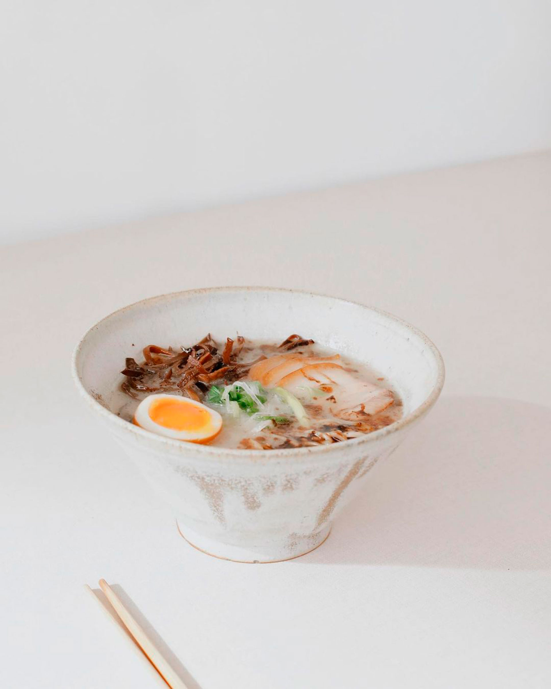 En Orei, el ramen se come con palillos descartables y el caldo se toma directo del bowl (Instagram/@buenospaladaires)