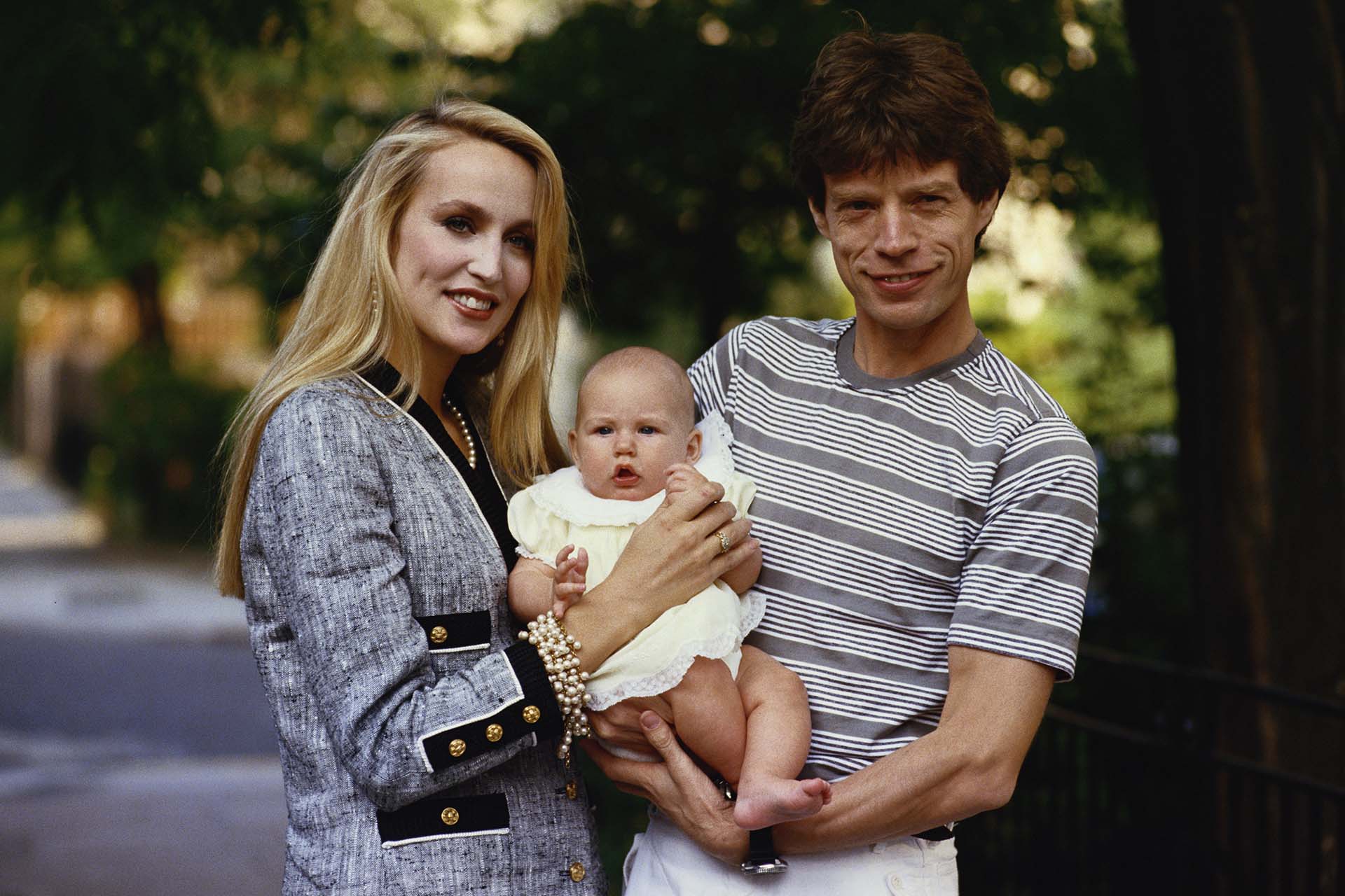 Mick Jagger y Jerry Hall junto con uno de sus hijos (Georges De Keerle/Getty Images)