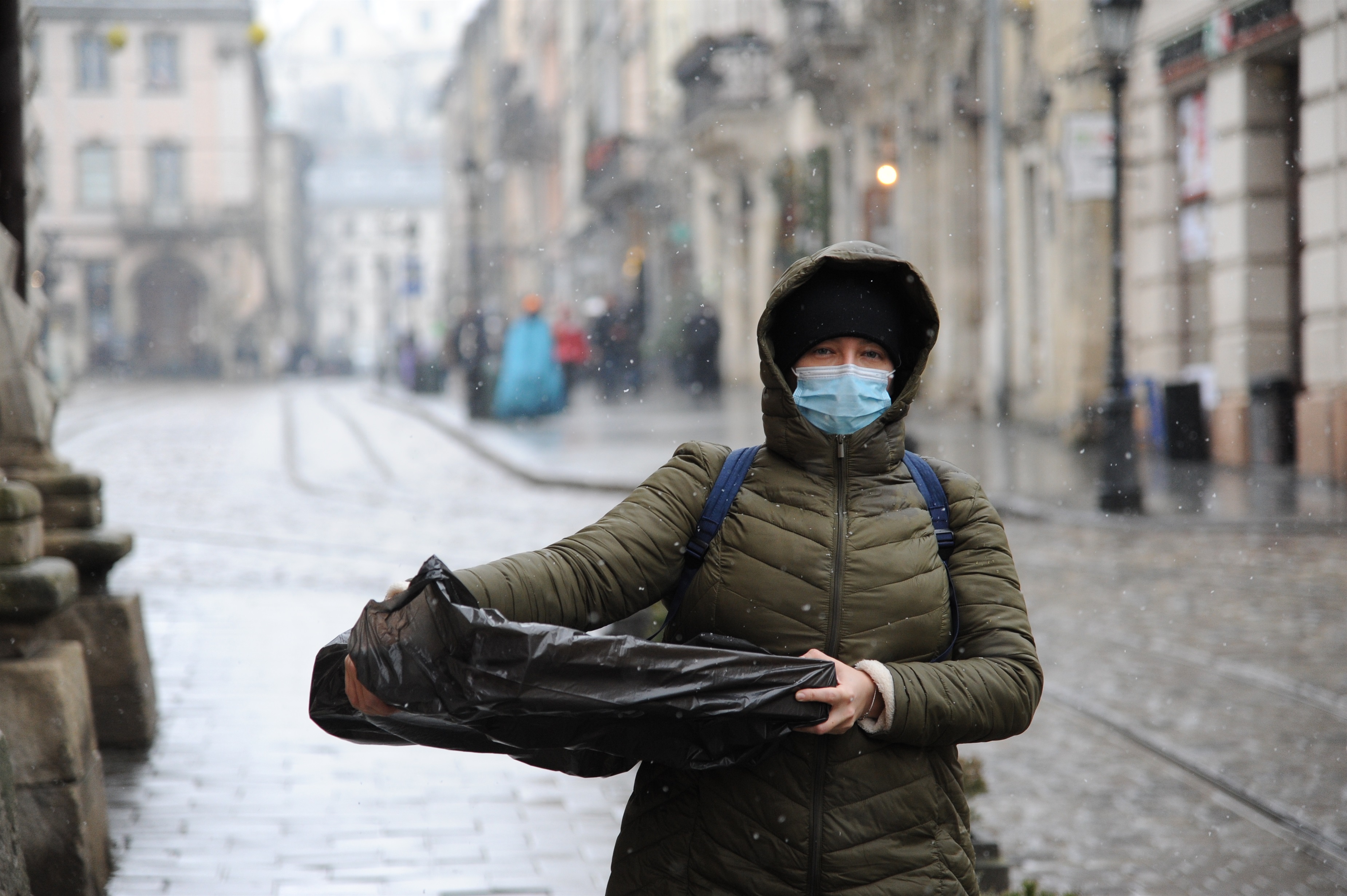 Una mujer ucraniana caminando por las calles de Leópolis
