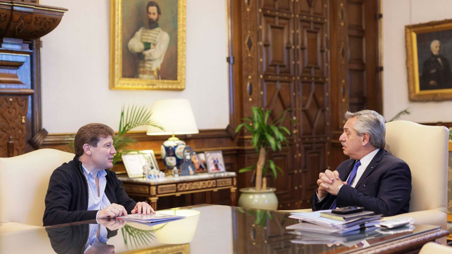 Uno de los encuentros de Alberto Fernández con el gobernador Gustavo Melella (telam)