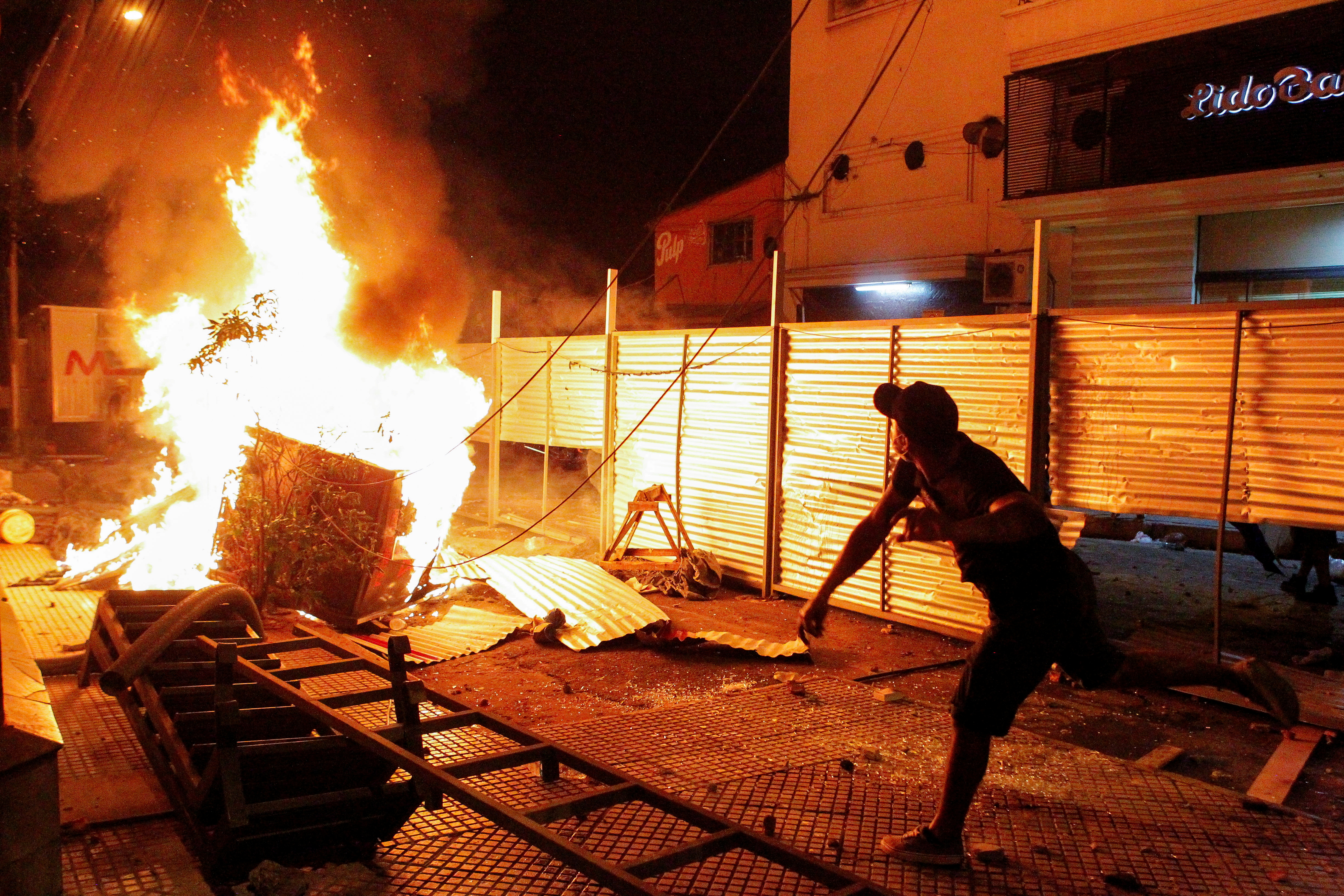 Hubo serios incidentes en la protesta contra el gobierno paraguayo (César Olmedo/Reuters)