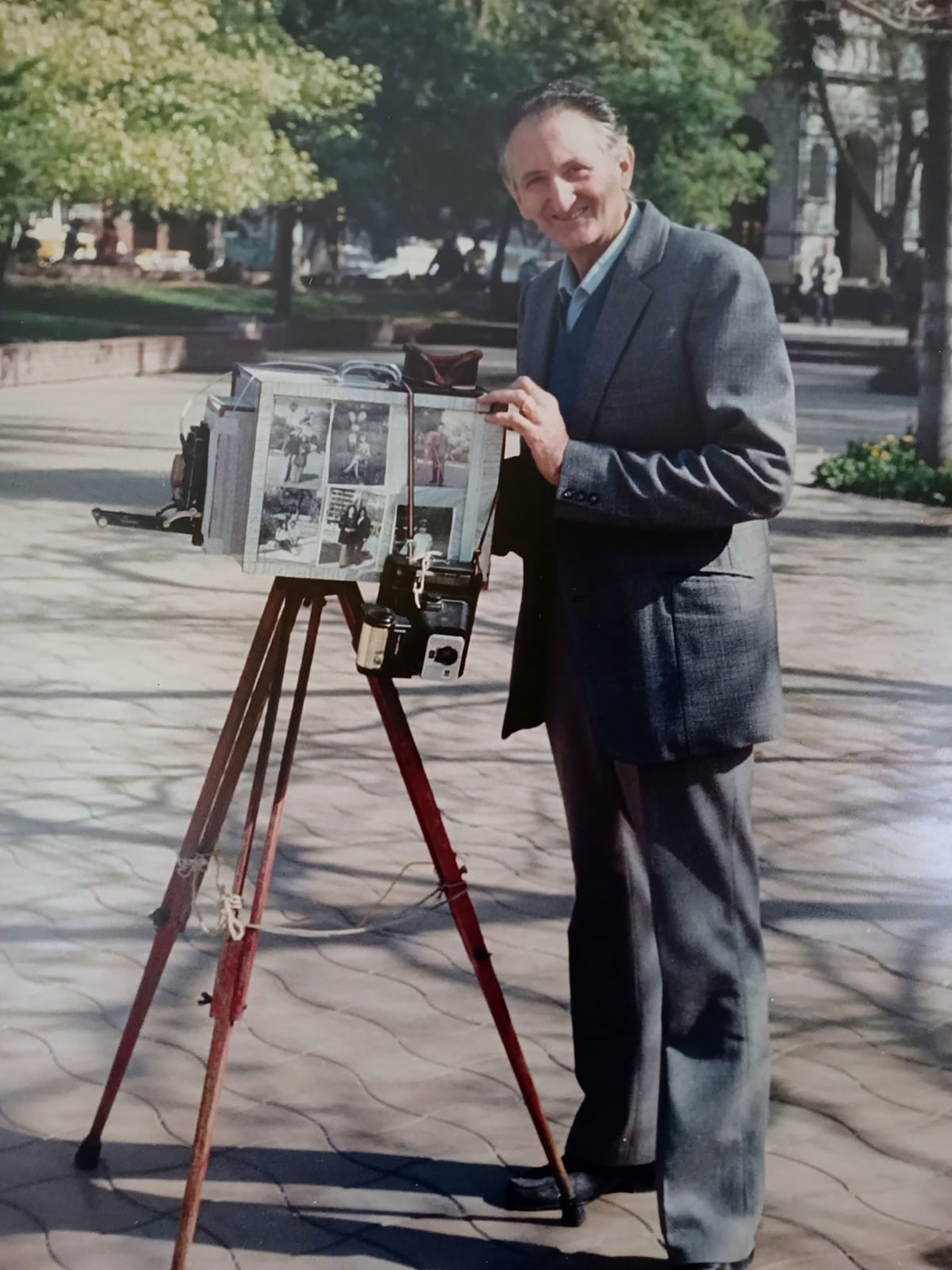 Manuel y una de sus cámaras en la Plaza Independencia del centro de la ciudad de Mendoza