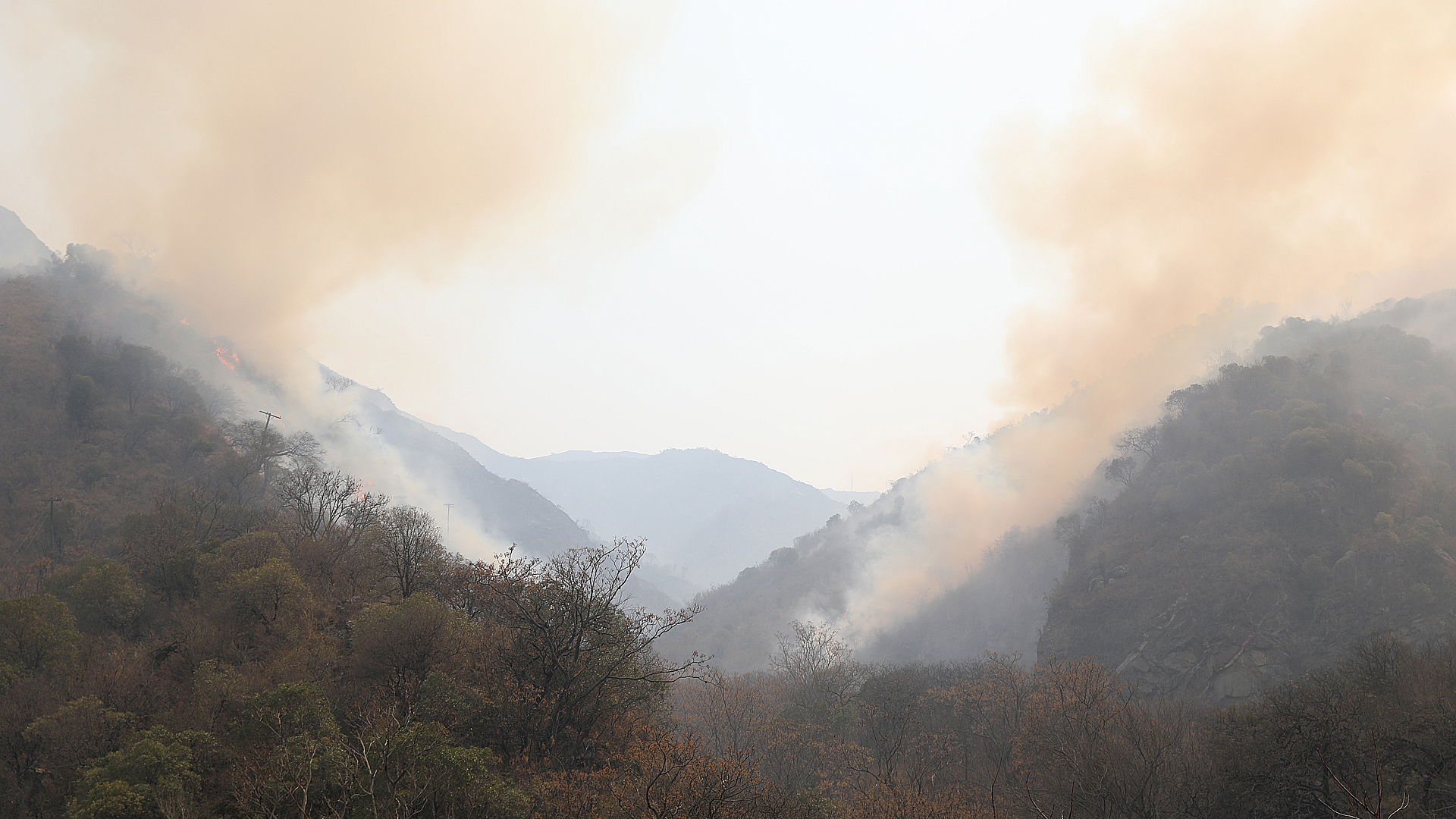 “Hay algunas viviendas con destrucción parcial y total. Pero todas las casas, desde el cruce de la ruta 17 hacia Capilla del Monte, fueron salvadas. Desde 2008 no hay un incendio así en la provincia”, sostuvo Diego Concha, director de Defensa Civil de la Provincia.